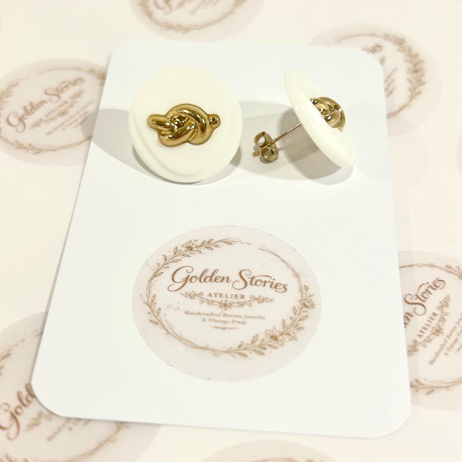 ✨ Ivory Knot Stud Earrings ✨ - 131337 ✨ Ivoorkleurige Knoop Oorknopjes ✨
