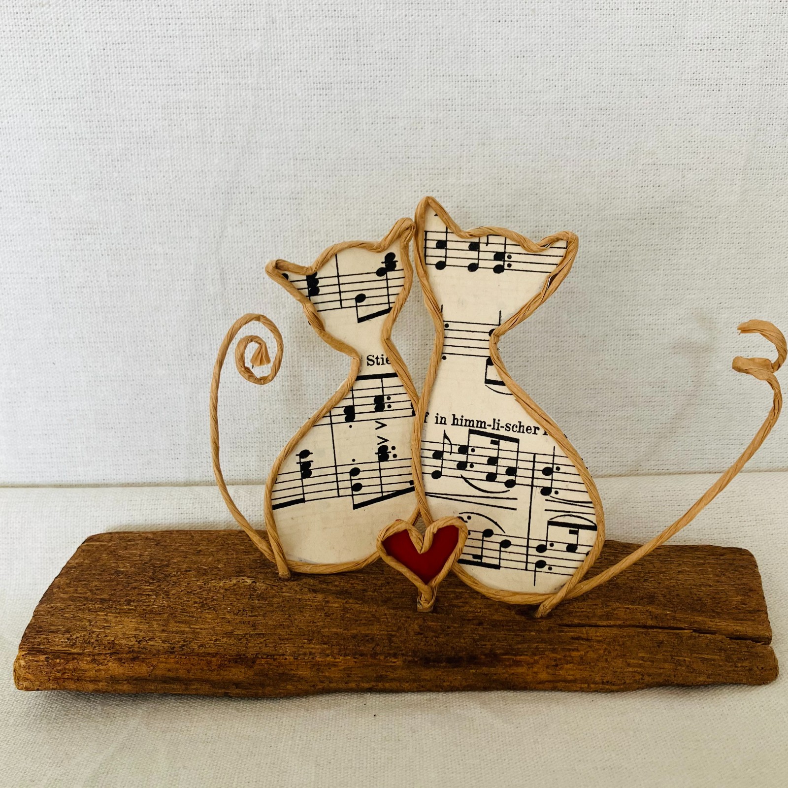 Liefde, draadwerk, draadfiguur, kattenfiguurtjes van ijzerdraad en papier op steigerhout
