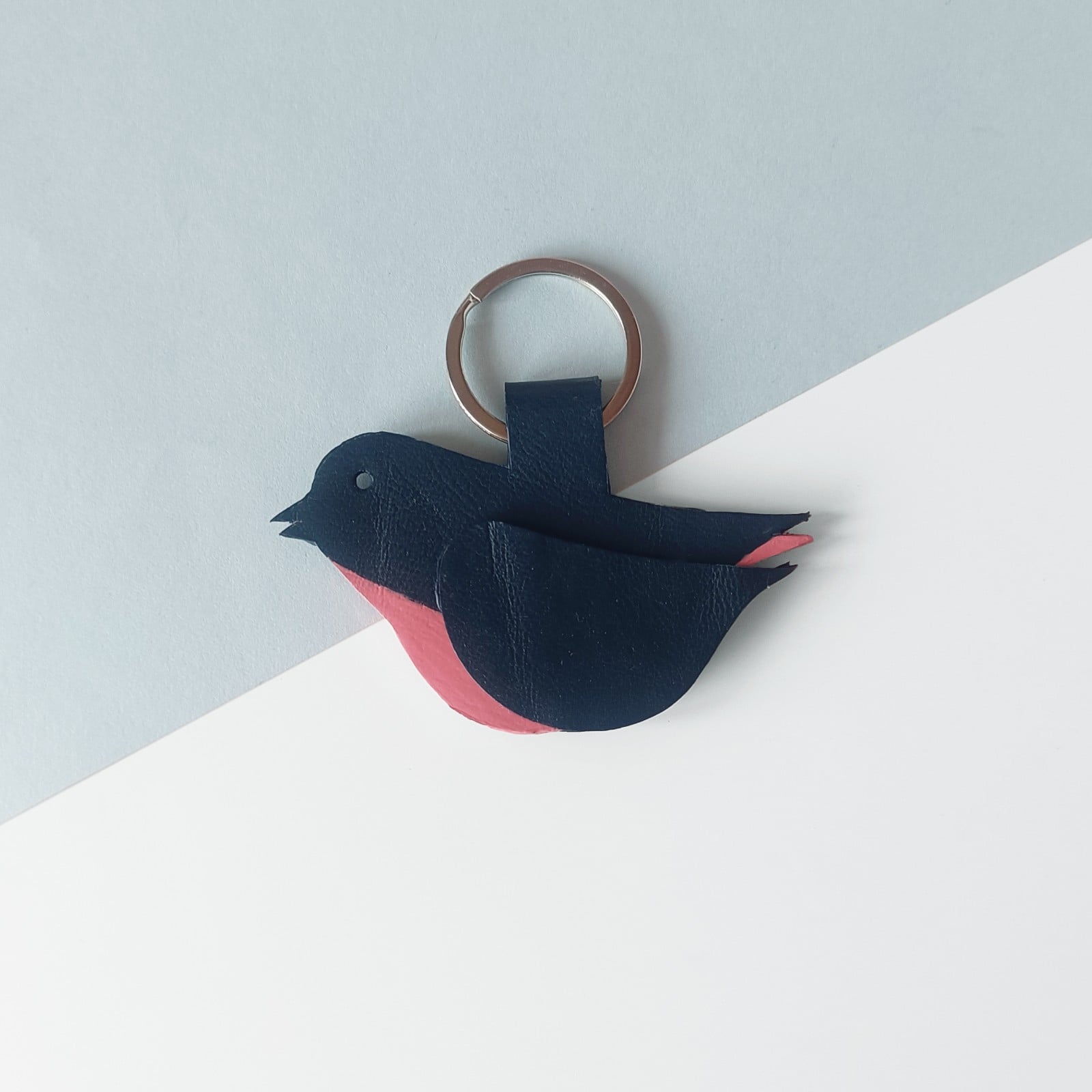 Sleutelhanger of tashanger met donker blauw leren vogeltje - 135380 Sleutelhanger of tashanger met donker blauw leren vogeltje