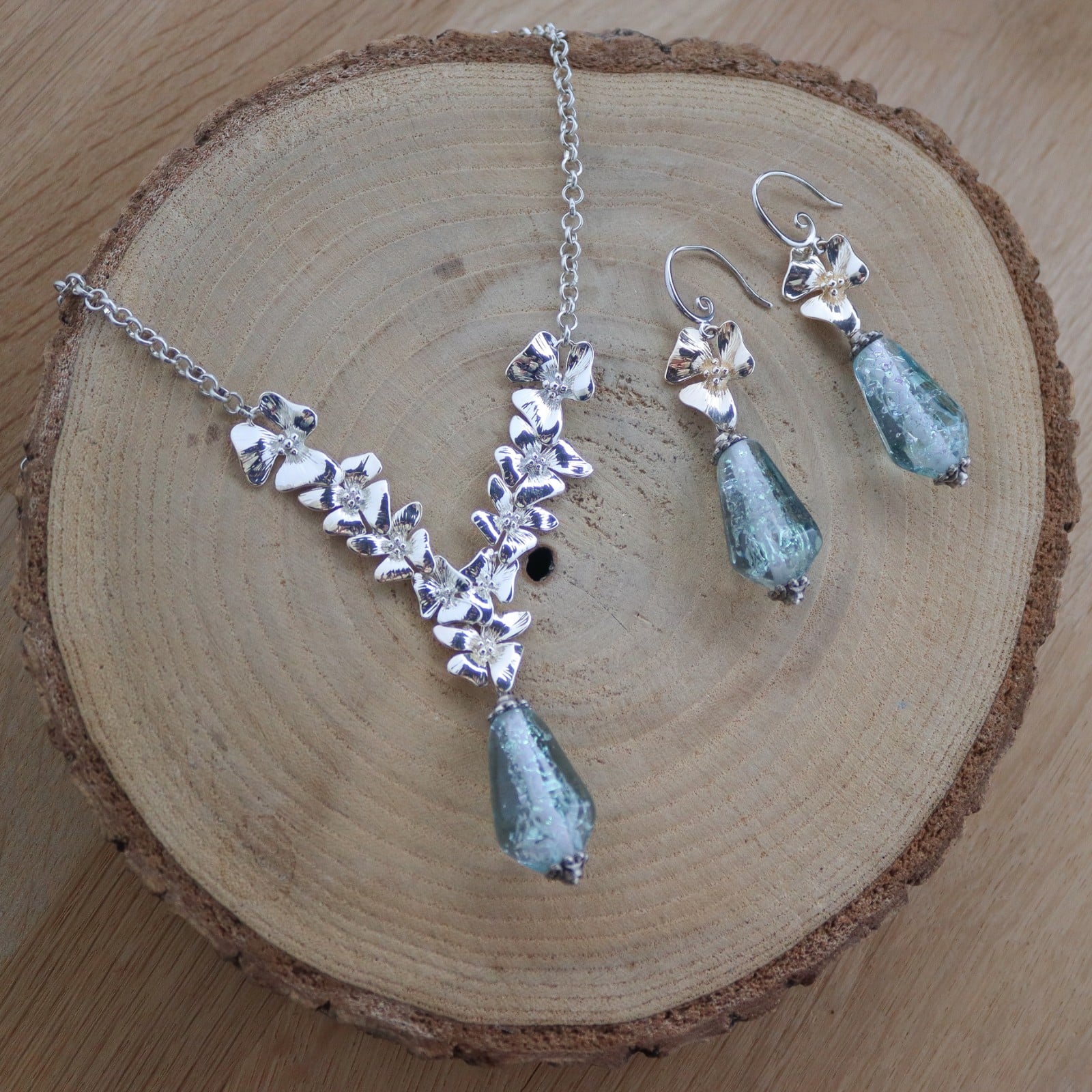 tijdloze romantiek & Koninklijke Allure, luxe sieradenset met dichroi… - 133849 tijdloze romantiek & Koninklijke Allure, luxe sieradenset met dichroic glas lampwork kralen