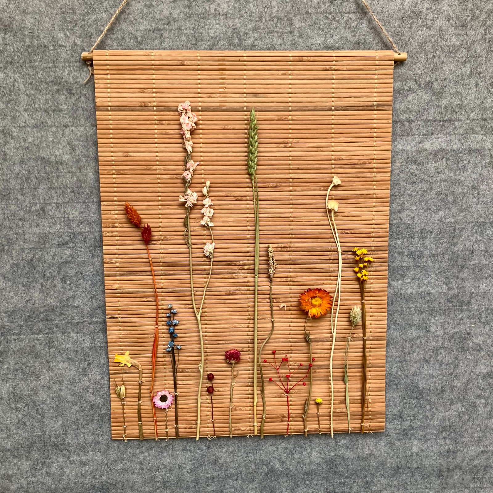 Wandhanger gemaakt op naturel bamboematje met gedroogde bloemen - Botanische Bamboe Kunst - Boho Natuurlijk - Geperste Bloemen