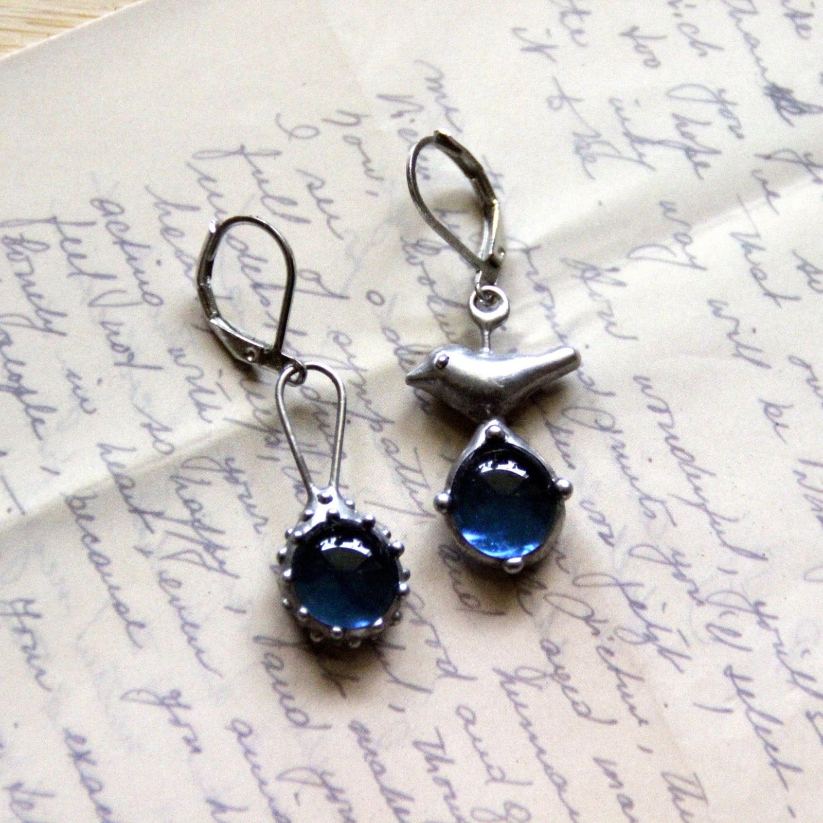 Asymmetrische handgemaakte vogeloorbellen met blauw glas en zilverkle… - 143144 Asymmetrische handgemaakte vogeloorbellen met blauw glas en zilverkleurig koper
