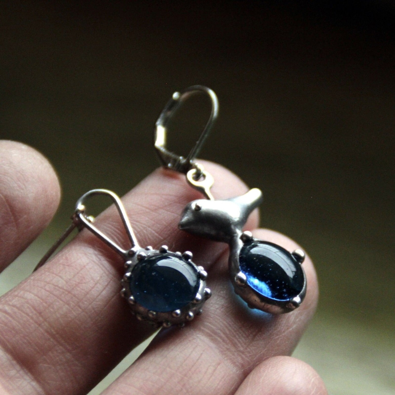 Asymmetrische handgemaakte vogeloorbellen met blauw glas en zilverkle… - 143147 Asymmetrische handgemaakte vogeloorbellen met blauw glas en zilverkleurig koper