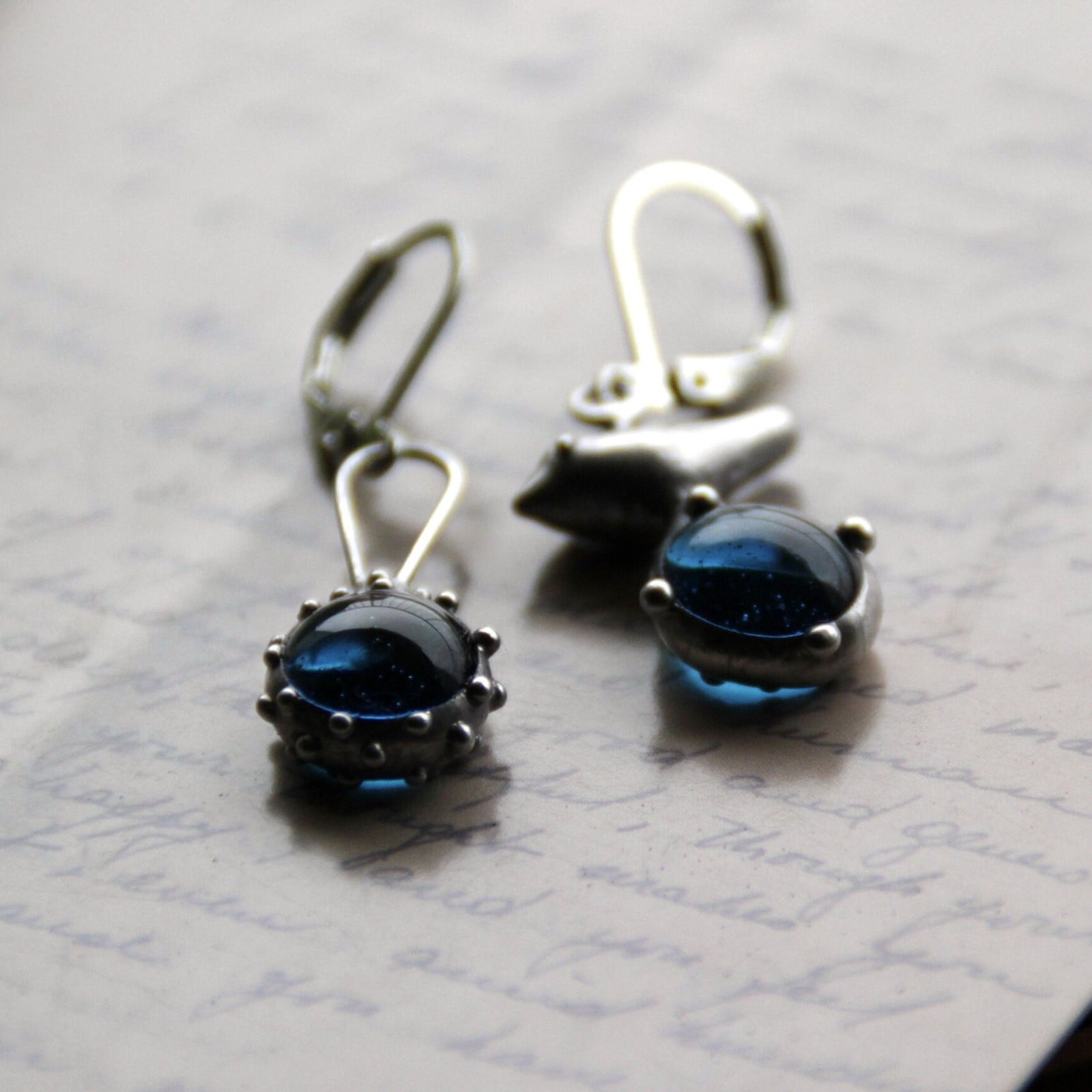 Asymmetrische handgemaakte vogeloorbellen met blauw glas en zilverkle… - 143148 Asymmetrische handgemaakte vogeloorbellen met blauw glas en zilverkleurig koper