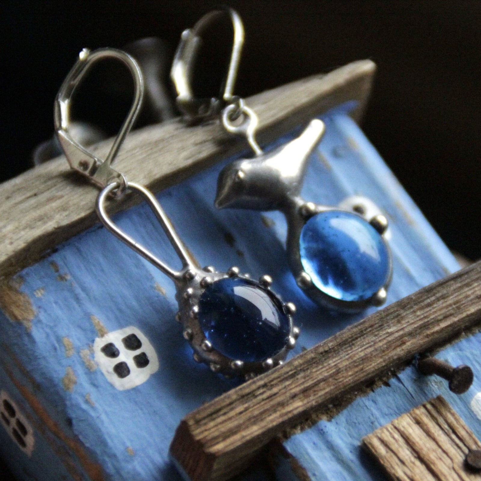 Asymmetrische handgemaakte vogeloorbellen met blauw glas en zilverkle… - 143152 Asymmetrische handgemaakte vogeloorbellen met blauw glas en zilverkleurig koper