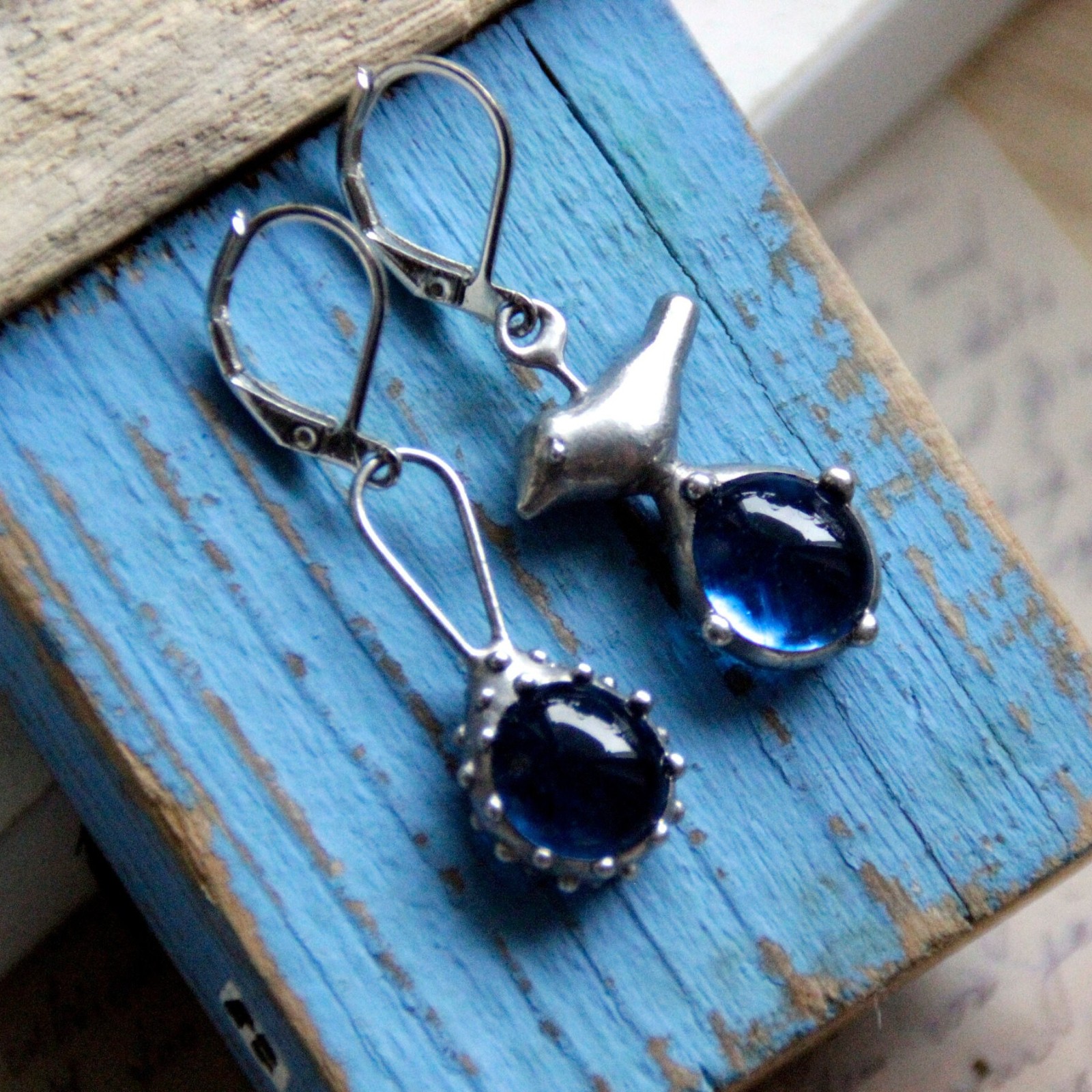 Asymmetrische handgemaakte vogeloorbellen met blauw glas en zilverkle… - 143153 Asymmetrische handgemaakte vogeloorbellen met blauw glas en zilverkleurig koper