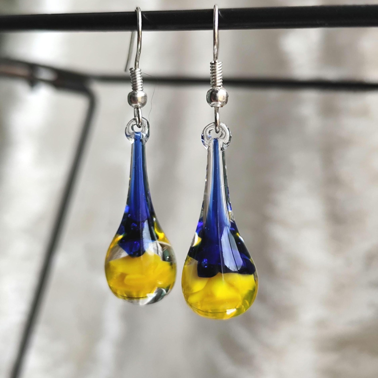 Handgeblazen druppeloorbellen van blauw en geel glas en zilverkleurig… - 141177 Handgeblazen druppeloorbellen van blauw en geel glas en zilverkleurig koper