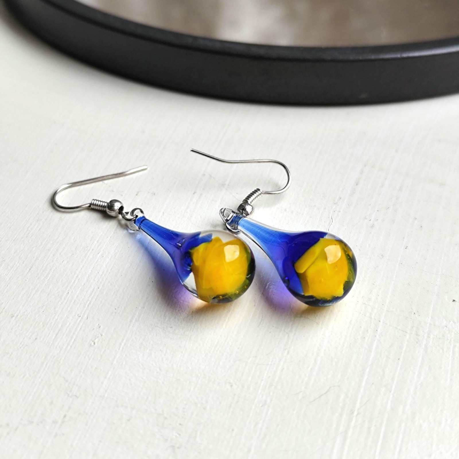 Handgeblazen druppeloorbellen van blauw en geel glas en zilverkleurig… - 141178 Handgeblazen druppeloorbellen van blauw en geel glas en zilverkleurig koper
