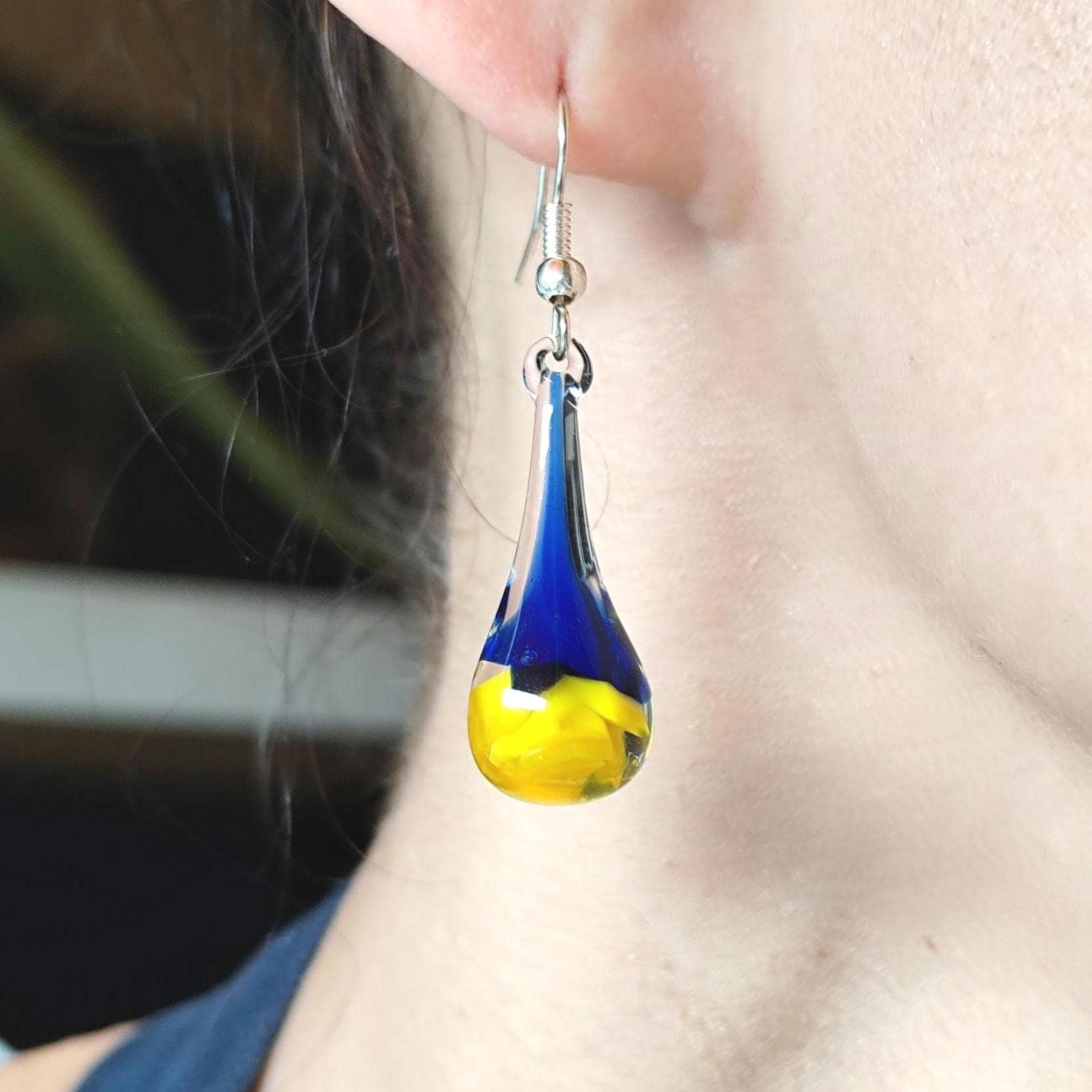 Handgeblazen druppeloorbellen van blauw en geel glas en zilverkleurig… - 141180 Handgeblazen druppeloorbellen van blauw en geel glas en zilverkleurig koper