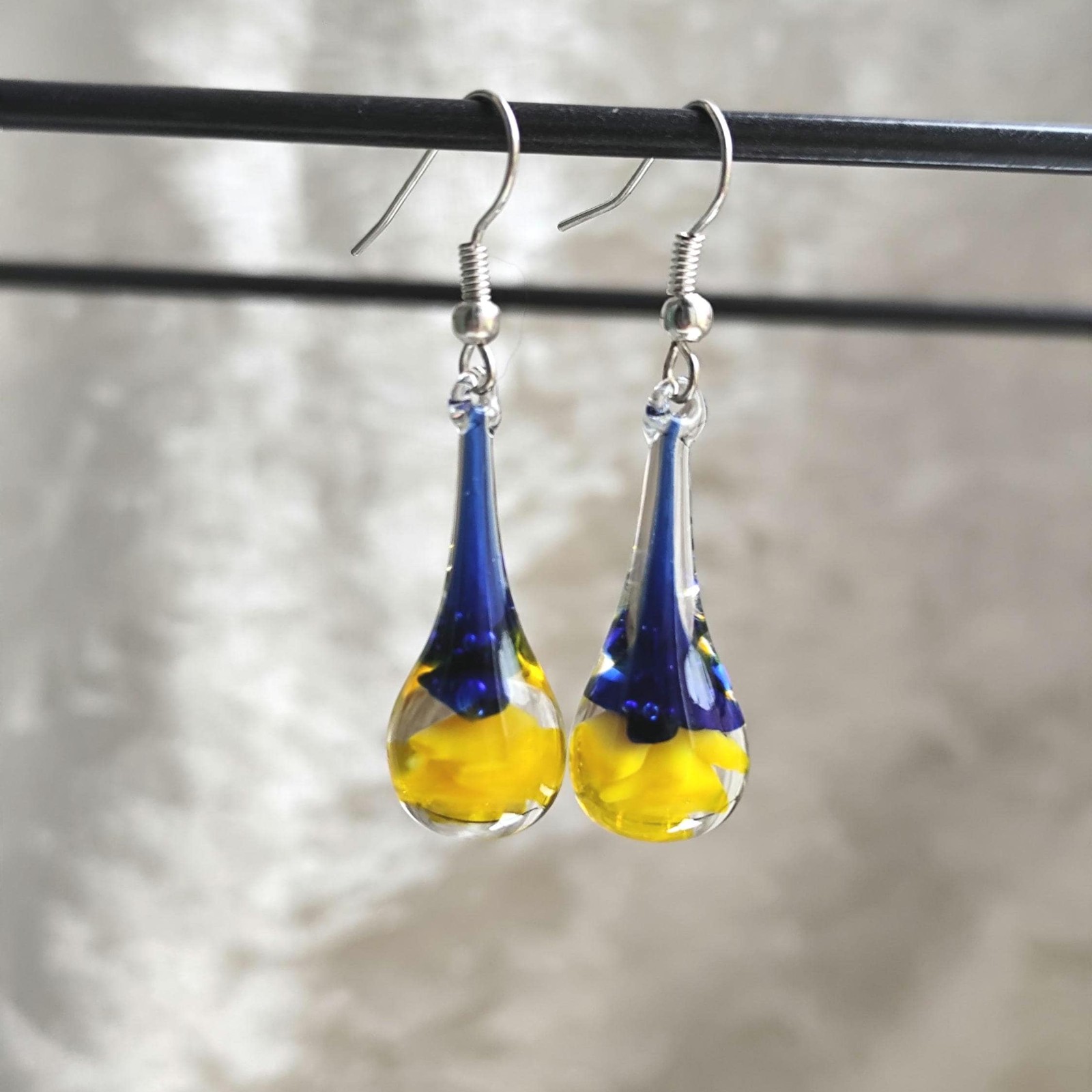 Handgeblazen druppeloorbellen van blauw en geel glas en zilverkleurig… - 141181 Handgeblazen druppeloorbellen van blauw en geel glas en zilverkleurig koper