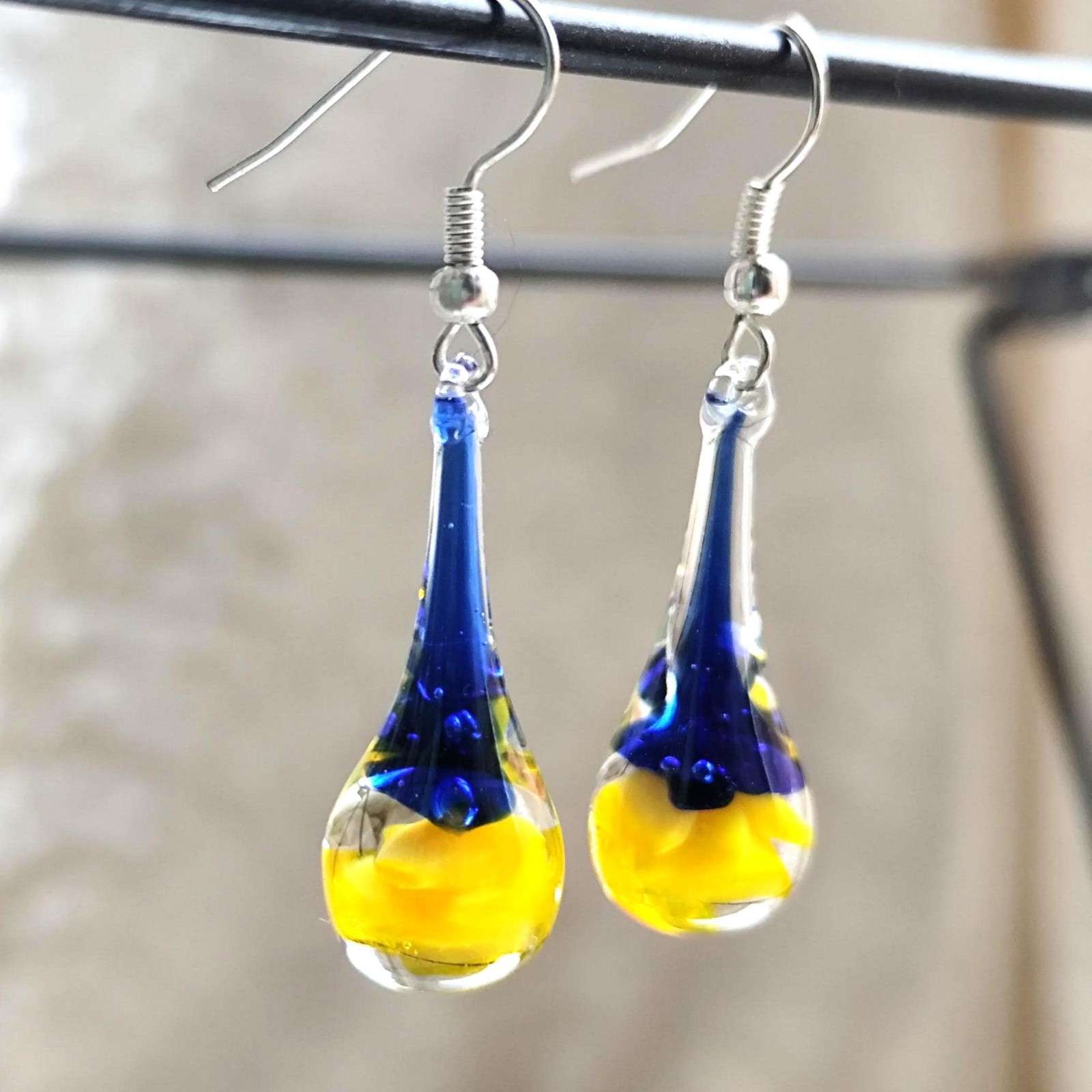 Handgeblazen druppeloorbellen van blauw en geel glas en zilverkleurig… - 141184 Handgeblazen druppeloorbellen van blauw en geel glas en zilverkleurig koper