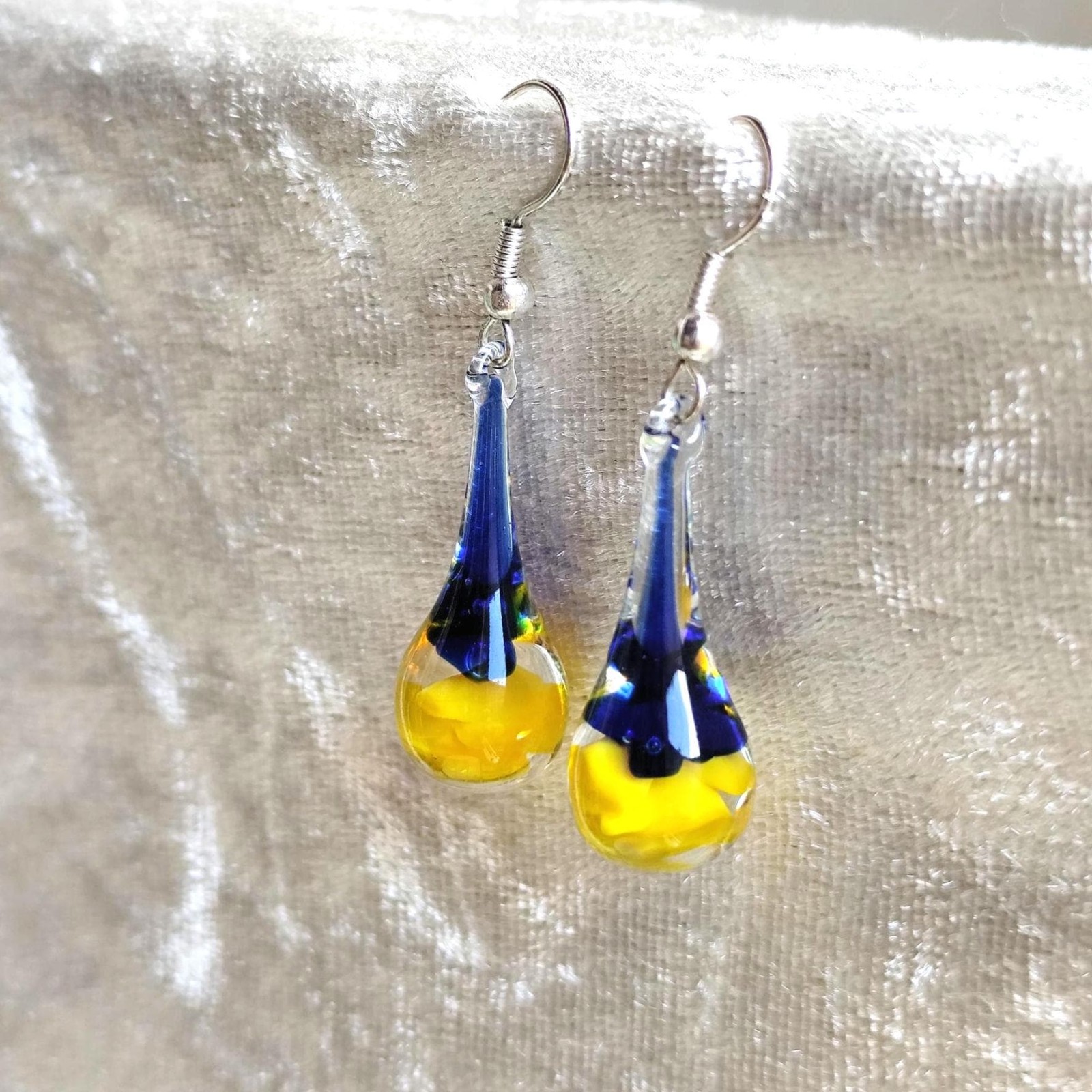 Handgeblazen druppeloorbellen van blauw en geel glas en zilverkleurig… - 141185 Handgeblazen druppeloorbellen van blauw en geel glas en zilverkleurig koper