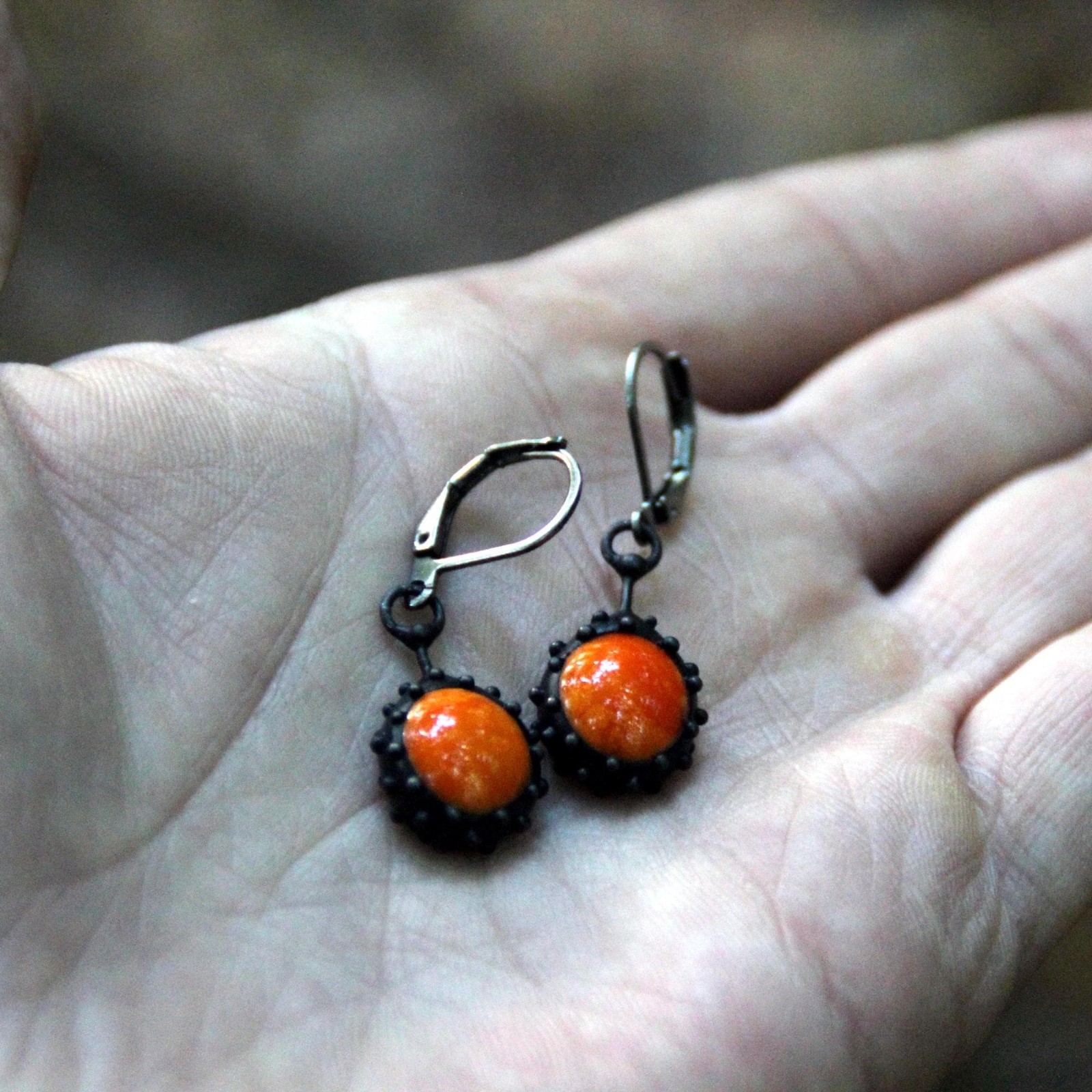 Handgemaakte druppeloorbellen met oranje glas en zwart gepatineerd ko… - 142699 Handgemaakte druppeloorbellen met oranje glas en zwart gepatineerd koper