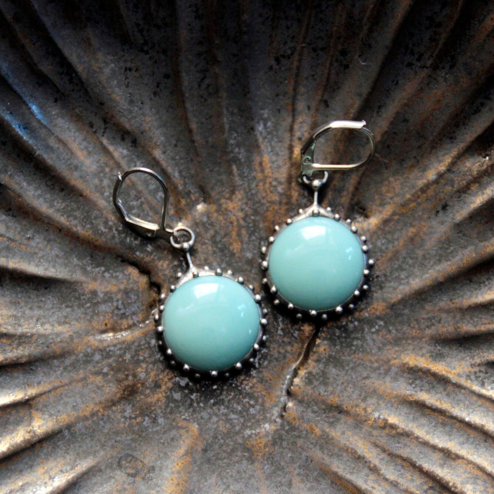 Handgemaakte druppeloorbellen met turquoise glas en zilverkleurig koper