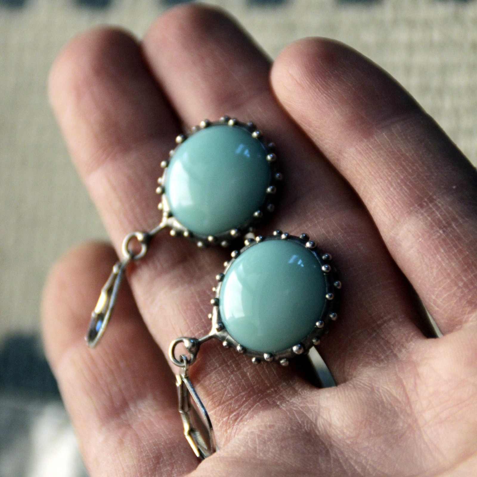 Handgemaakte druppeloorbellen met turquoise glas en zilverkleurig koper