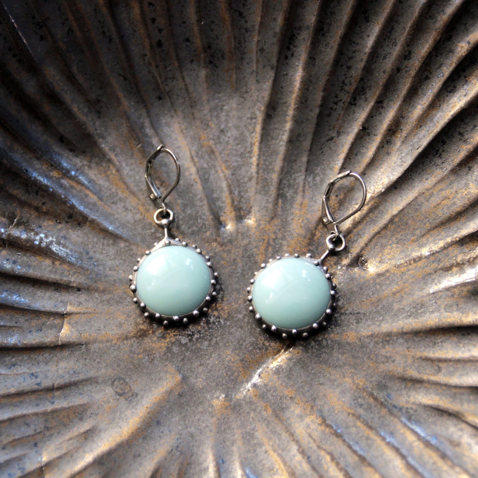 Handgemaakte druppeloorbellen met turquoise glas en zilverkleurig koper