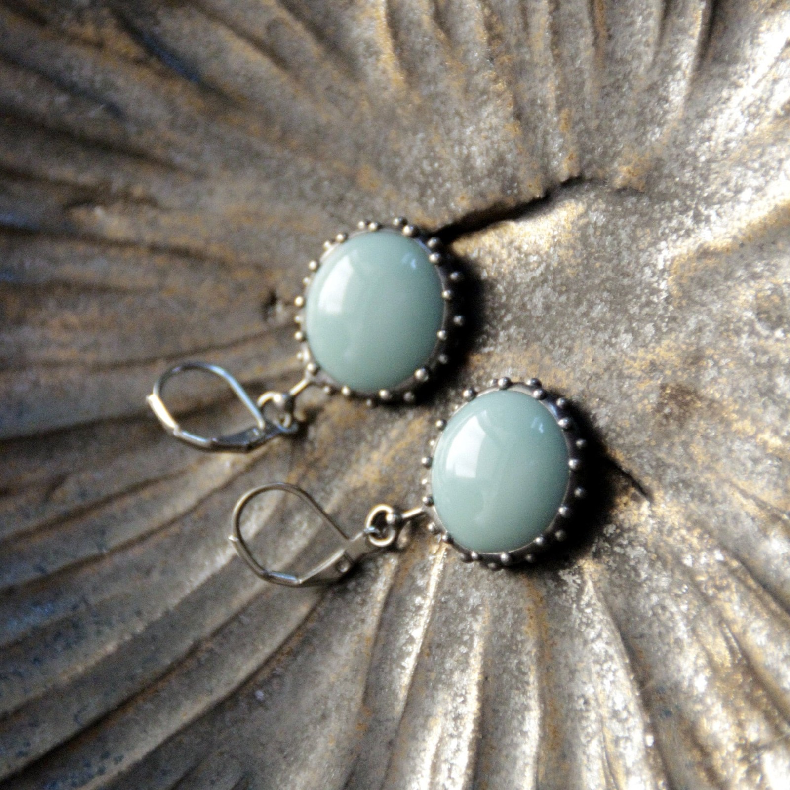 Handgemaakte druppeloorbellen met turquoise glas en zilverkleurig koper