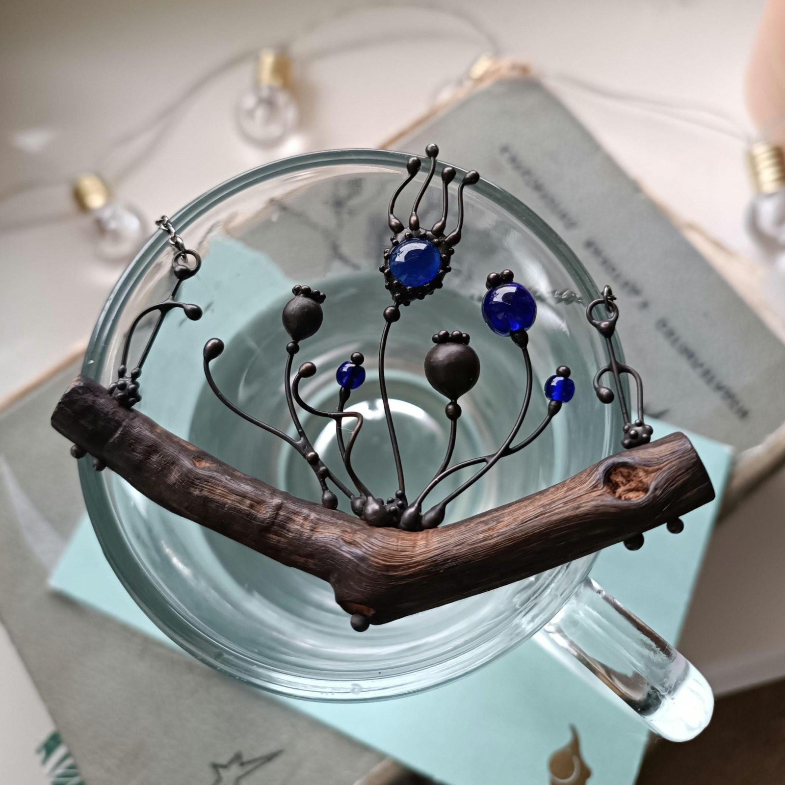 Handgemaakte klaprozenketting met blauw glas en zwart gepatineerd koper