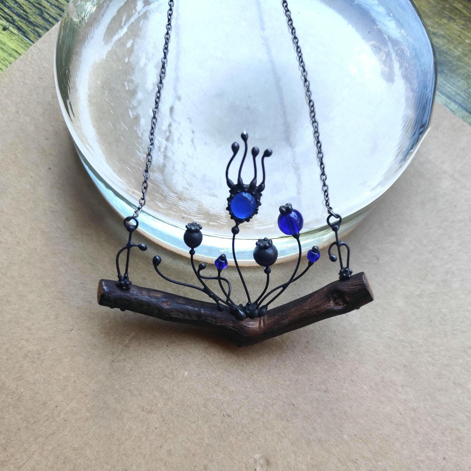 Handgemaakte klaprozenketting met blauw glas en zwart gepatineerd koper