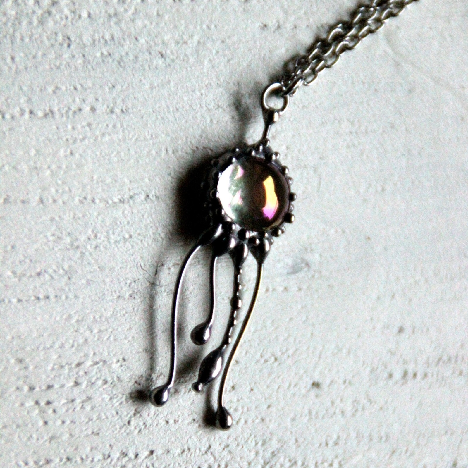 Handgemaakte kwallenketting met transparant glas en zilverkleurig kop… - 143484 Handgemaakte kwallenketting met transparant glas en zilverkleurig koper