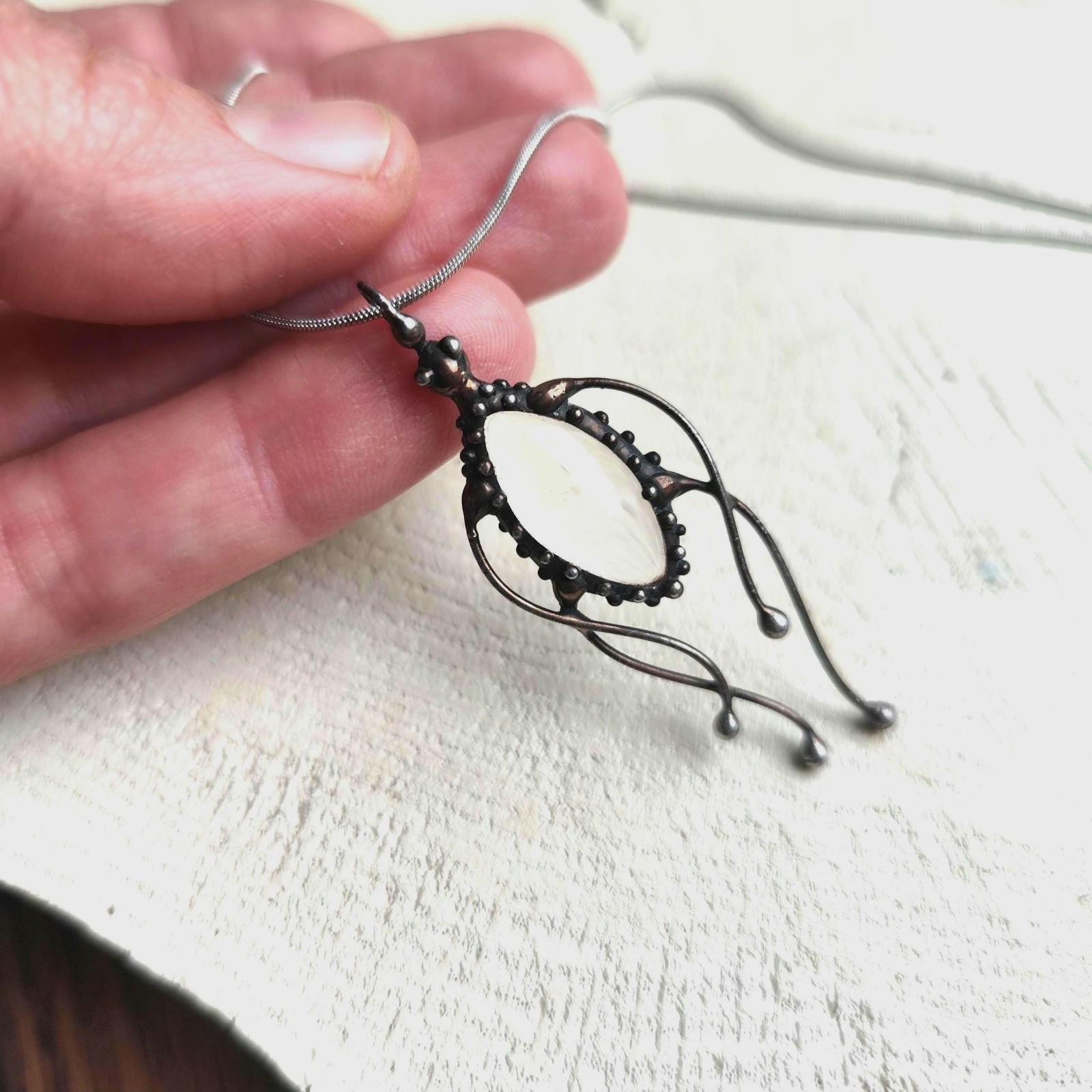 Handgemaakte kwallenketting met zwart glas en zwart gepatineerd koper - 141339 Handgemaakte kwallenketting met zwart glas en zwart gepatineerd koper