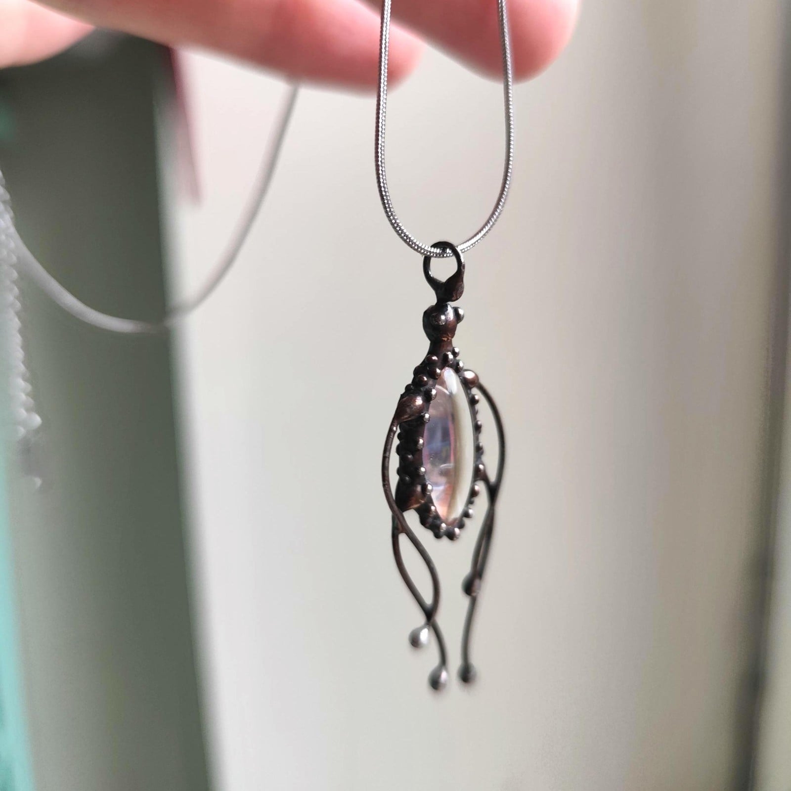 Handgemaakte kwallenketting met zwart glas en zwart gepatineerd koper - 141340 Handgemaakte kwallenketting met zwart glas en zwart gepatineerd koper