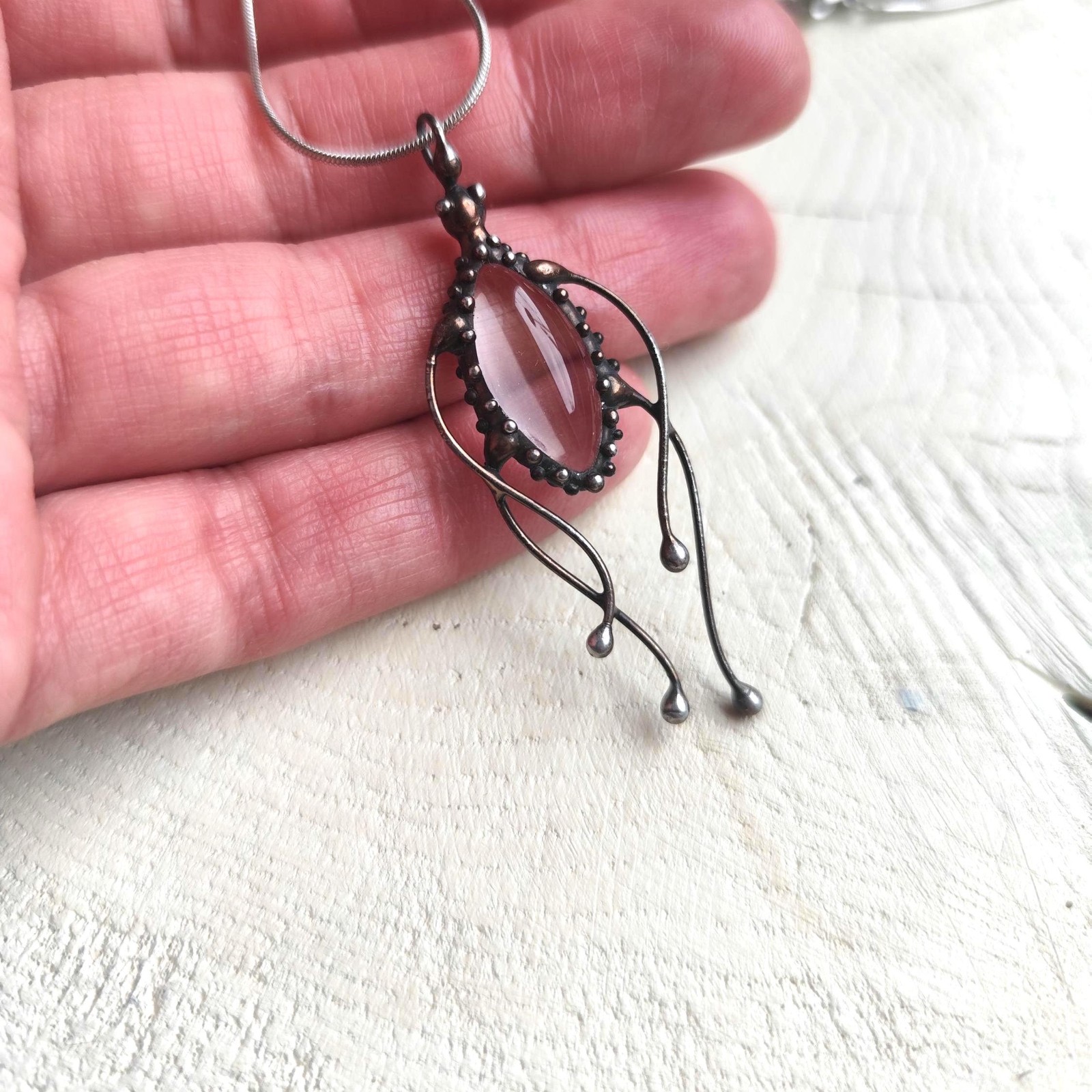 Handgemaakte kwallenketting met zwart glas en zwart gepatineerd koper - 141341 Handgemaakte kwallenketting met zwart glas en zwart gepatineerd koper