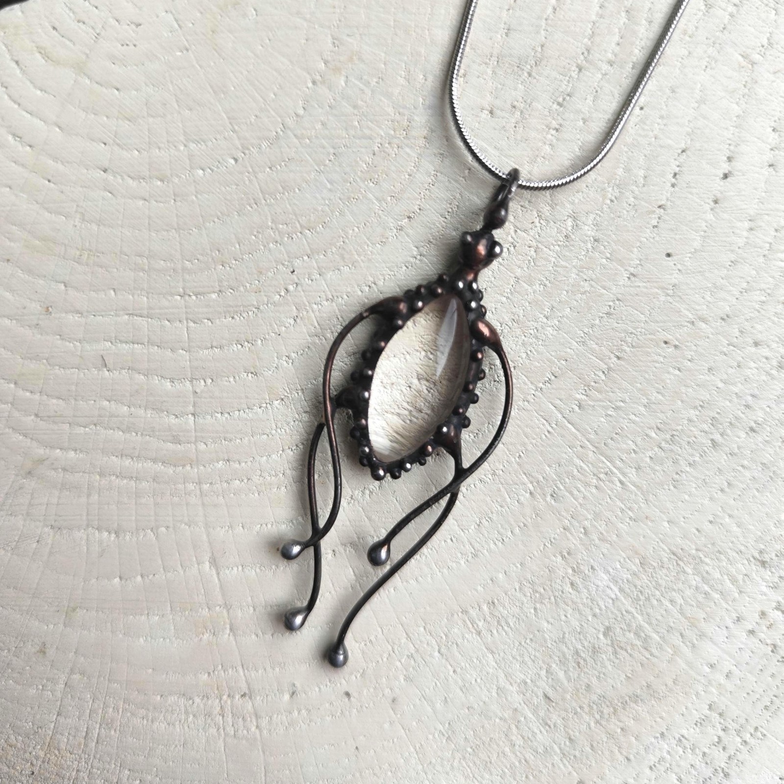 Handgemaakte kwallenketting met zwart glas en zwart gepatineerd koper - 141342 Handgemaakte kwallenketting met zwart glas en zwart gepatineerd koper