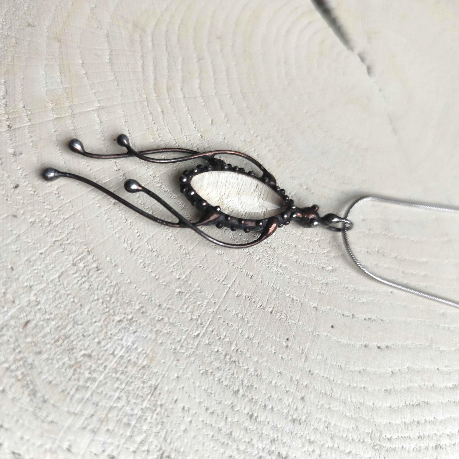 Handgemaakte kwallenketting met zwart glas en zwart gepatineerd koper - 141343 Handgemaakte kwallenketting met zwart glas en zwart gepatineerd koper