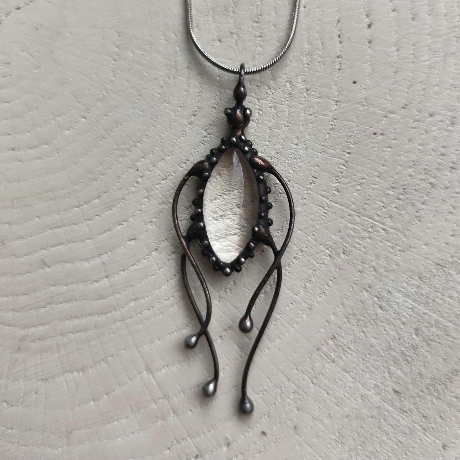 Handgemaakte kwallenketting met zwart glas en zwart gepatineerd koper - 141344 Handgemaakte kwallenketting met zwart glas en zwart gepatineerd koper