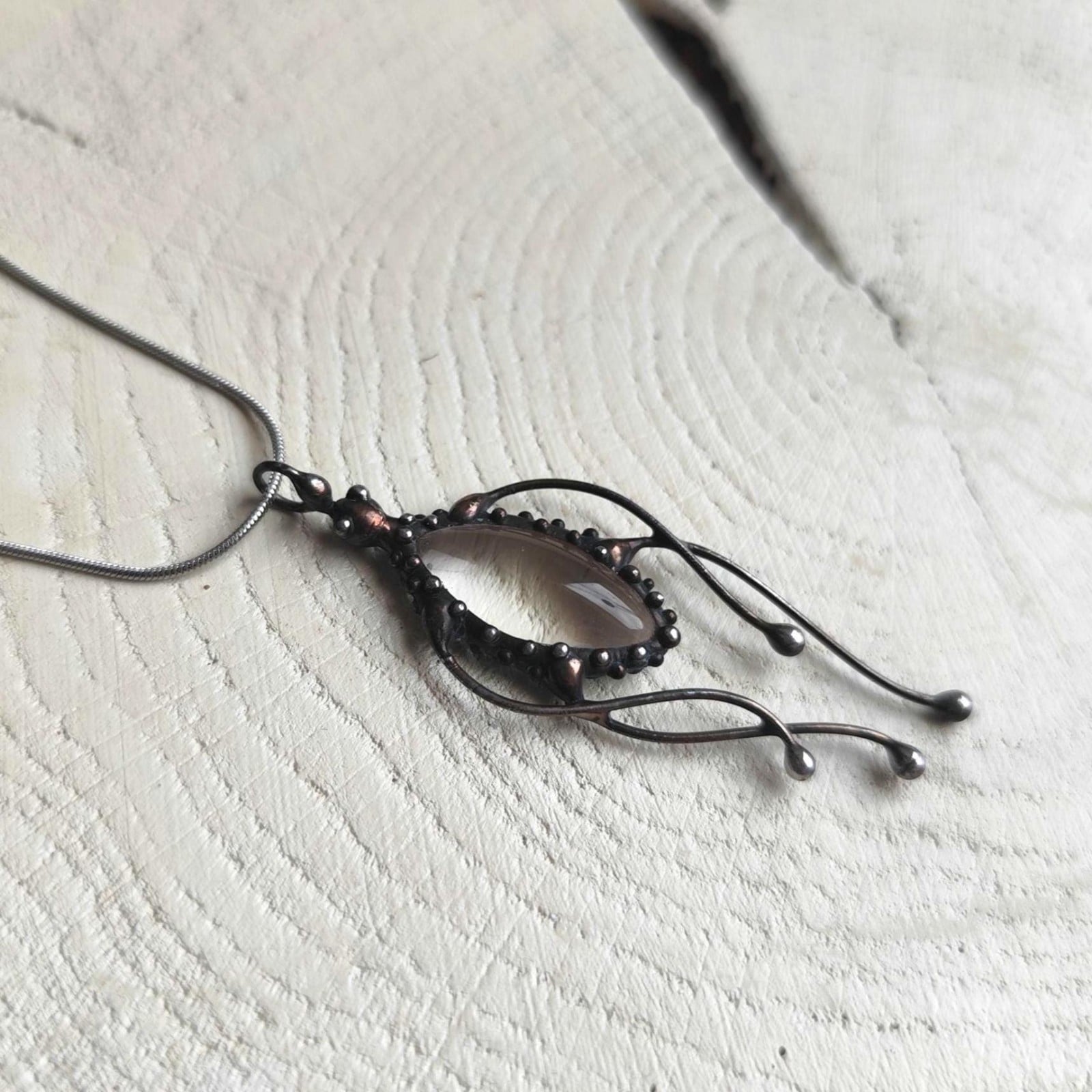 Handgemaakte kwallenketting met zwart glas en zwart gepatineerd koper - 141345 Handgemaakte kwallenketting met zwart glas en zwart gepatineerd koper