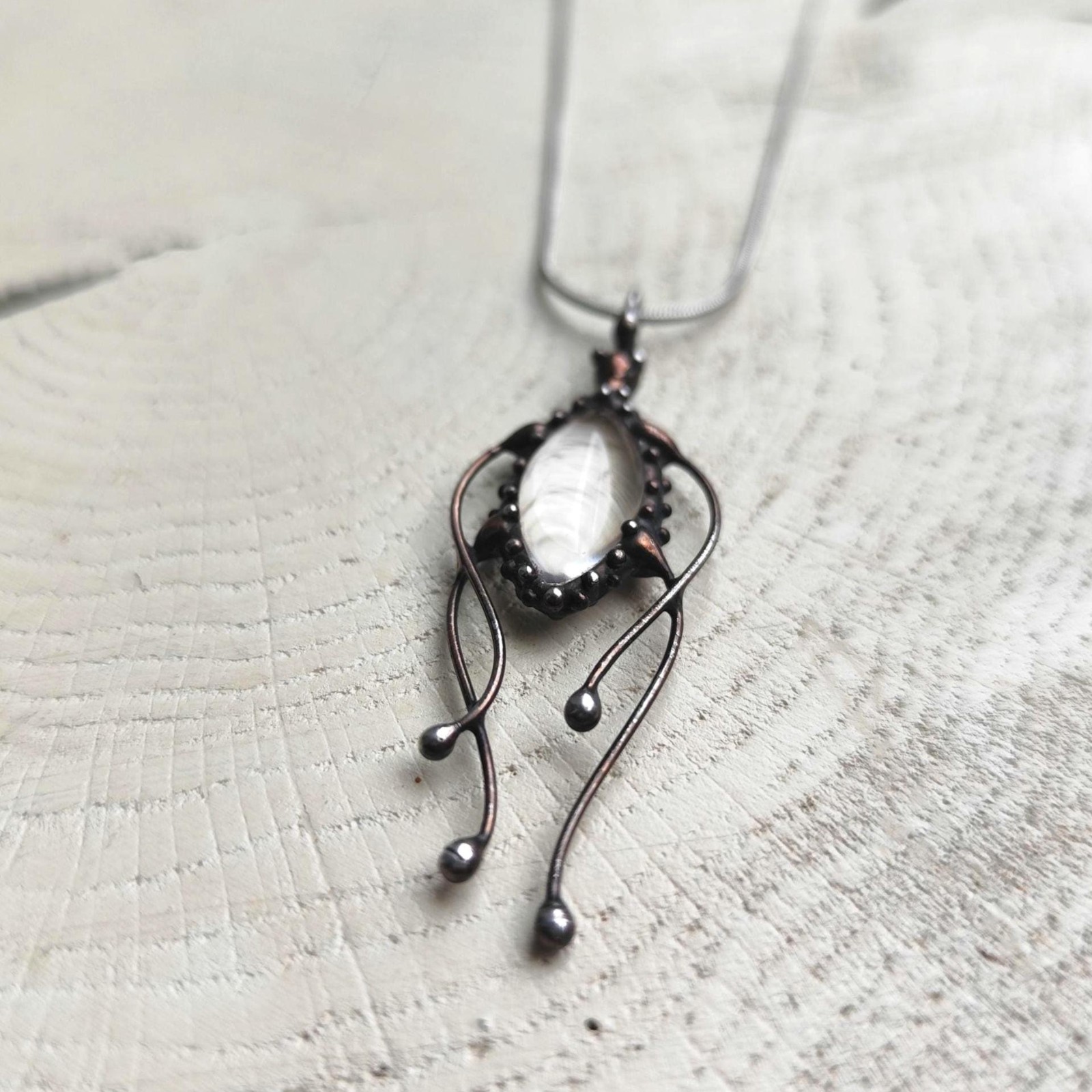 Handgemaakte kwallenketting met zwart glas en zwart gepatineerd koper - 141346 Handgemaakte kwallenketting met zwart glas en zwart gepatineerd koper
