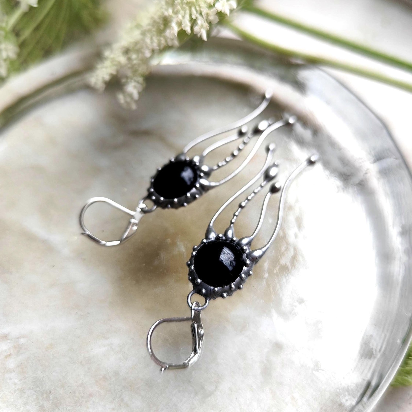 Handgemaakte kwallenoorbellen met zwart glas en zilverkleurig koper - 141270 Handgemaakte kwallenoorbellen met zwart glas en zilverkleurig koper
