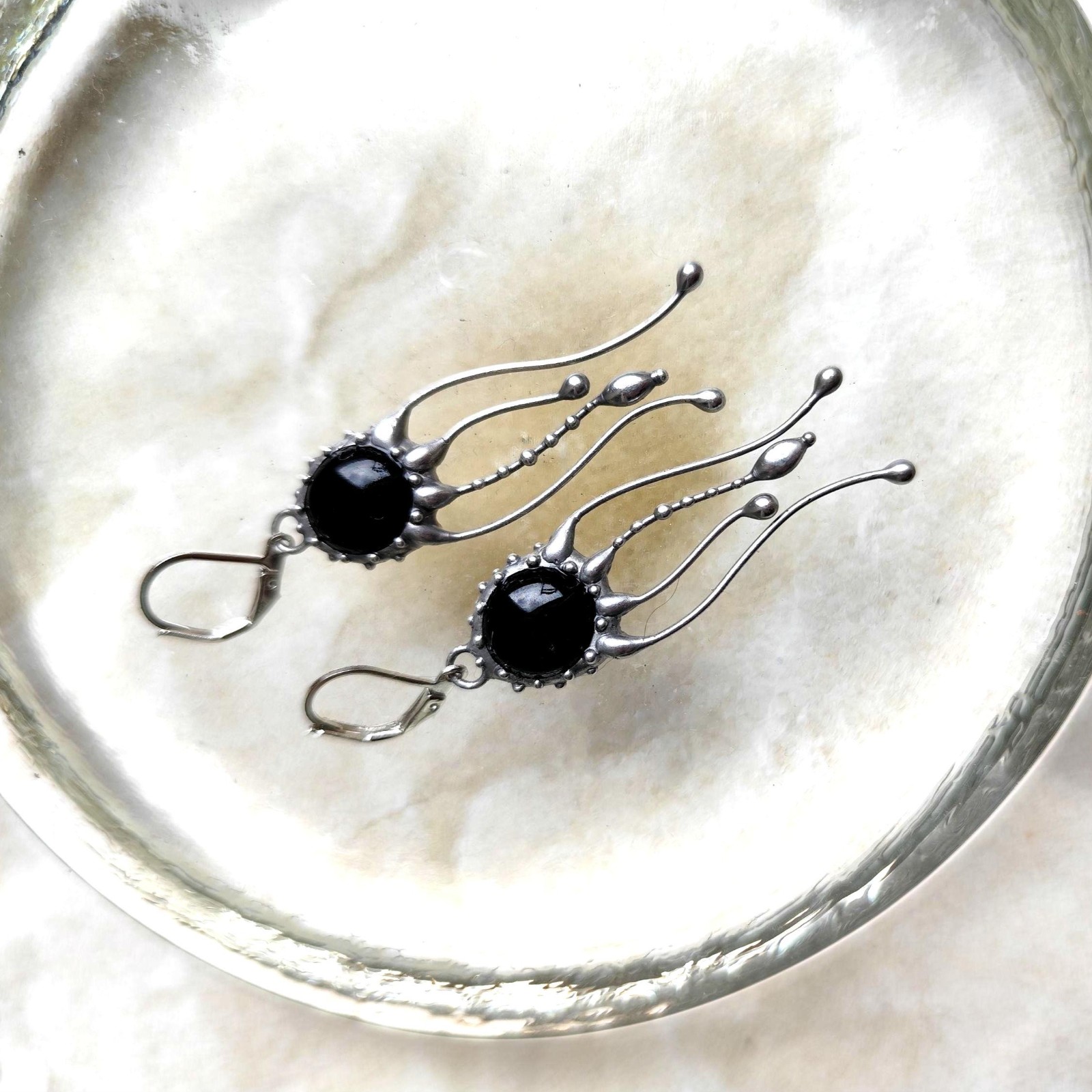 Handgemaakte kwallenoorbellen met zwart glas en zilverkleurig koper - 141271 Handgemaakte kwallenoorbellen met zwart glas en zilverkleurig koper