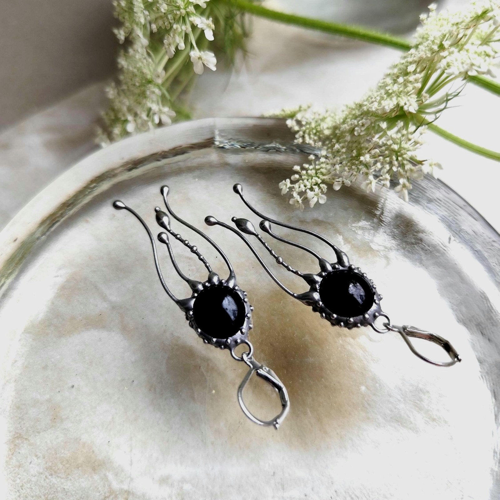 Handgemaakte kwallenoorbellen met zwart glas en zilverkleurig koper - 141274 Handgemaakte kwallenoorbellen met zwart glas en zilverkleurig koper