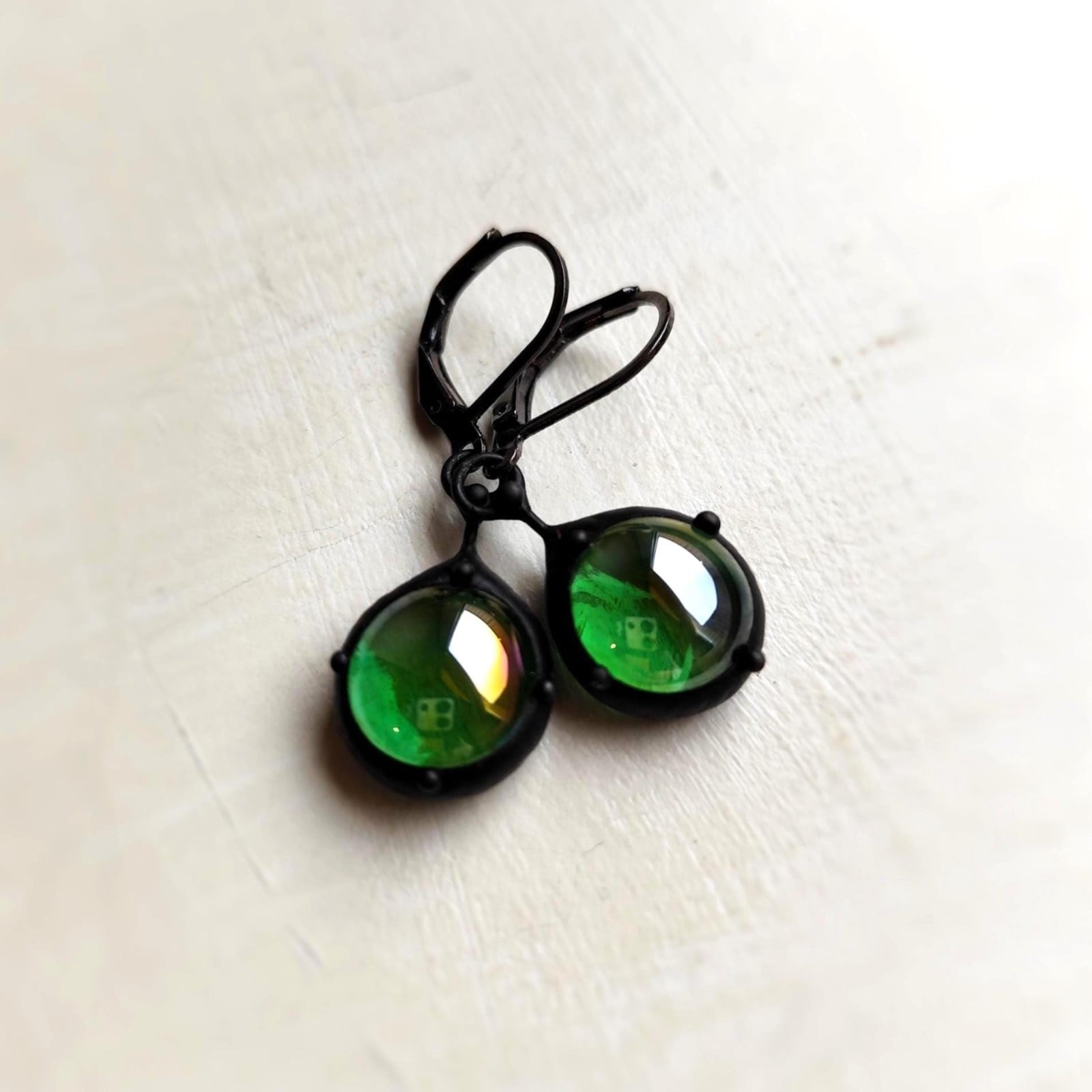 Handgemaakte oorbellen met groen glas en zwart gepatineerd koper - 142709 Handgemaakte oorbellen met groen glas en zwart gepatineerd koper