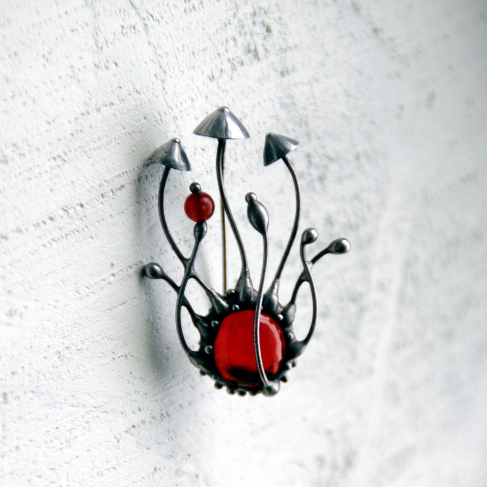 Handgemaakte paddenstoelenbroche met rood glas en zilverkleurig koper - 143266 Handgemaakte paddenstoelenbroche met rood glas en zilverkleurig koper