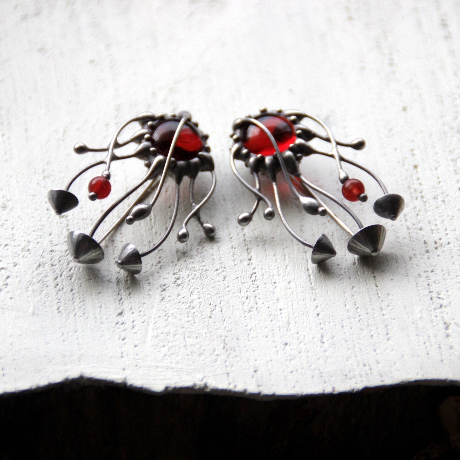 Handgemaakte paddenstoelenbroche met rood glas en zilverkleurig koper - 143268 Handgemaakte paddenstoelenbroche met rood glas en zilverkleurig koper