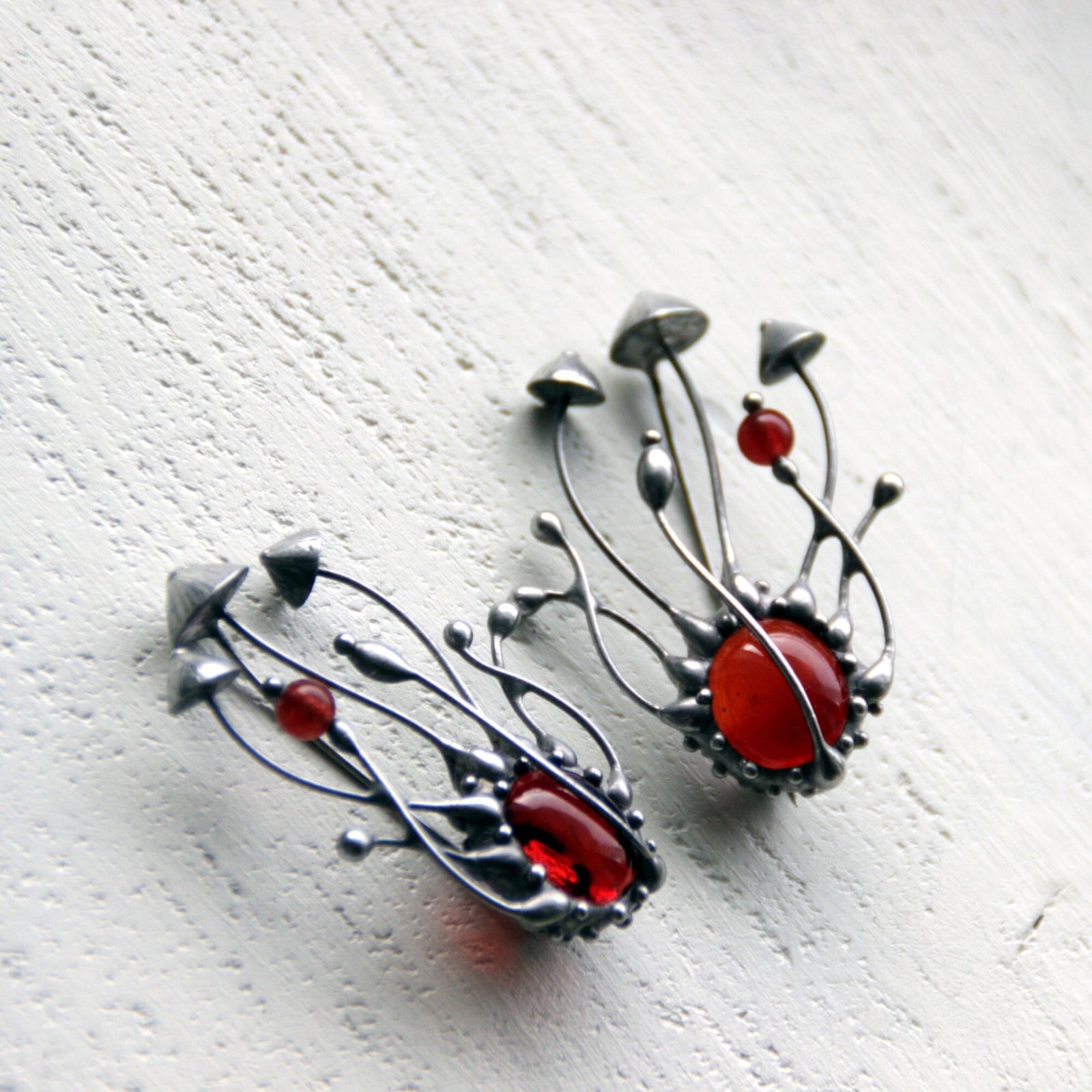 Handgemaakte paddenstoelenbroche met rood glas en zilverkleurig koper - 143269 Handgemaakte paddenstoelenbroche met rood glas en zilverkleurig koper
