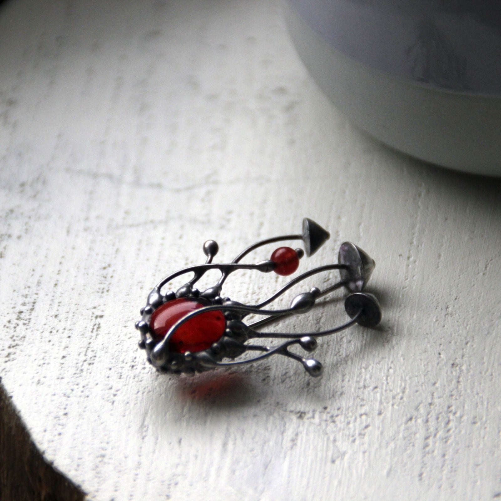Handgemaakte paddenstoelenbroche met rood glas en zilverkleurig koper - 143270 Handgemaakte paddenstoelenbroche met rood glas en zilverkleurig koper