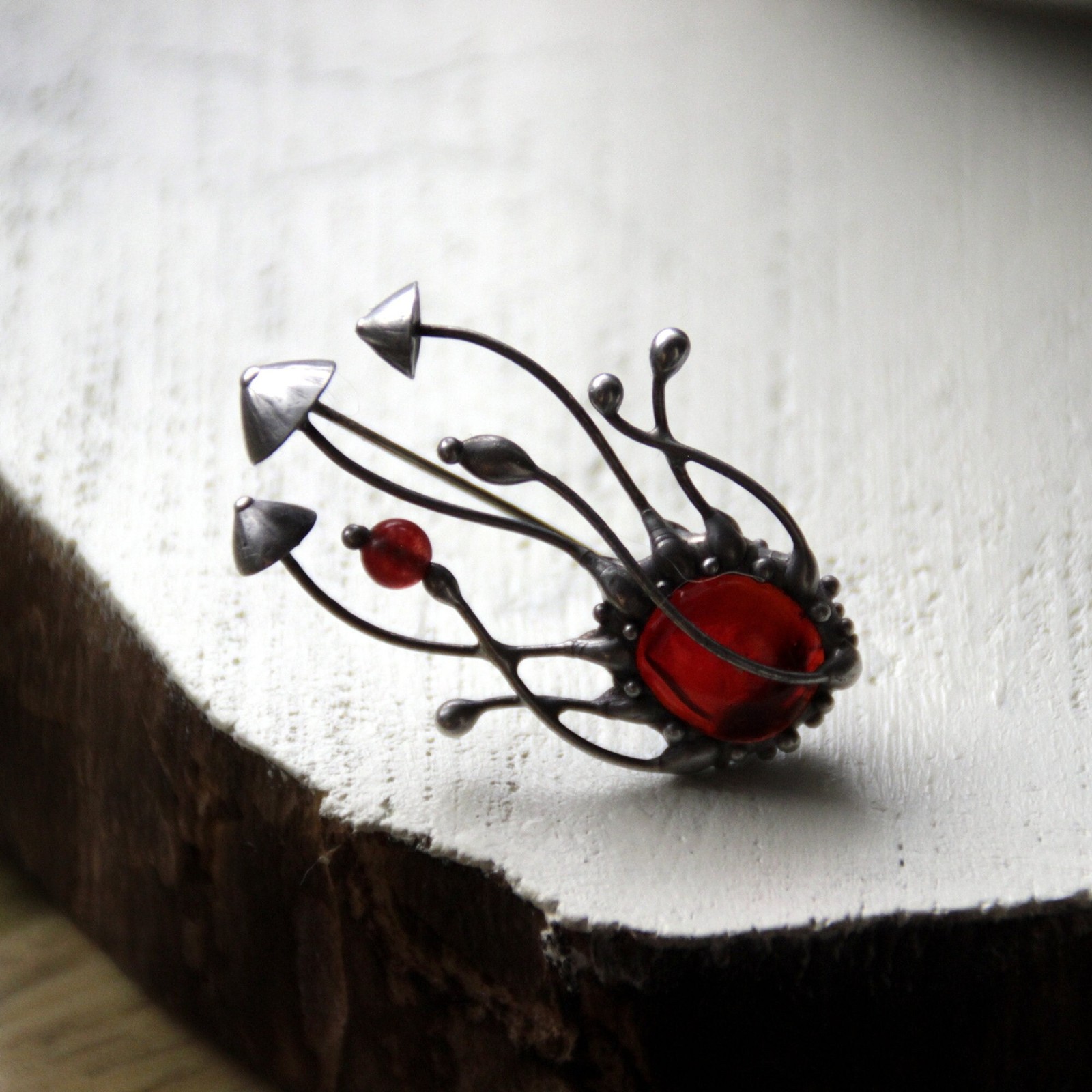 Handgemaakte paddenstoelenbroche met rood glas en zilverkleurig koper - 143271 Handgemaakte paddenstoelenbroche met rood glas en zilverkleurig koper