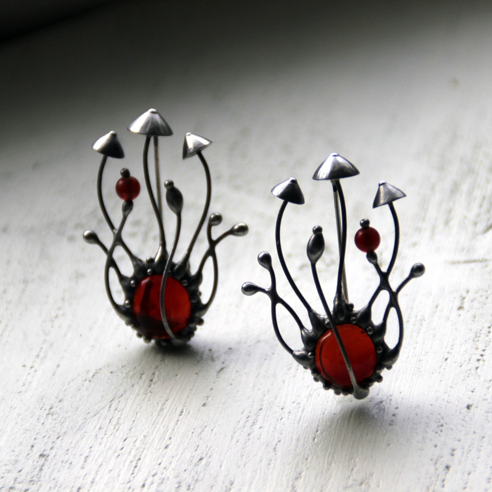 Handgemaakte paddenstoelenbroche met rood glas en zilverkleurig koper - 143273 Handgemaakte paddenstoelenbroche met rood glas en zilverkleurig koper