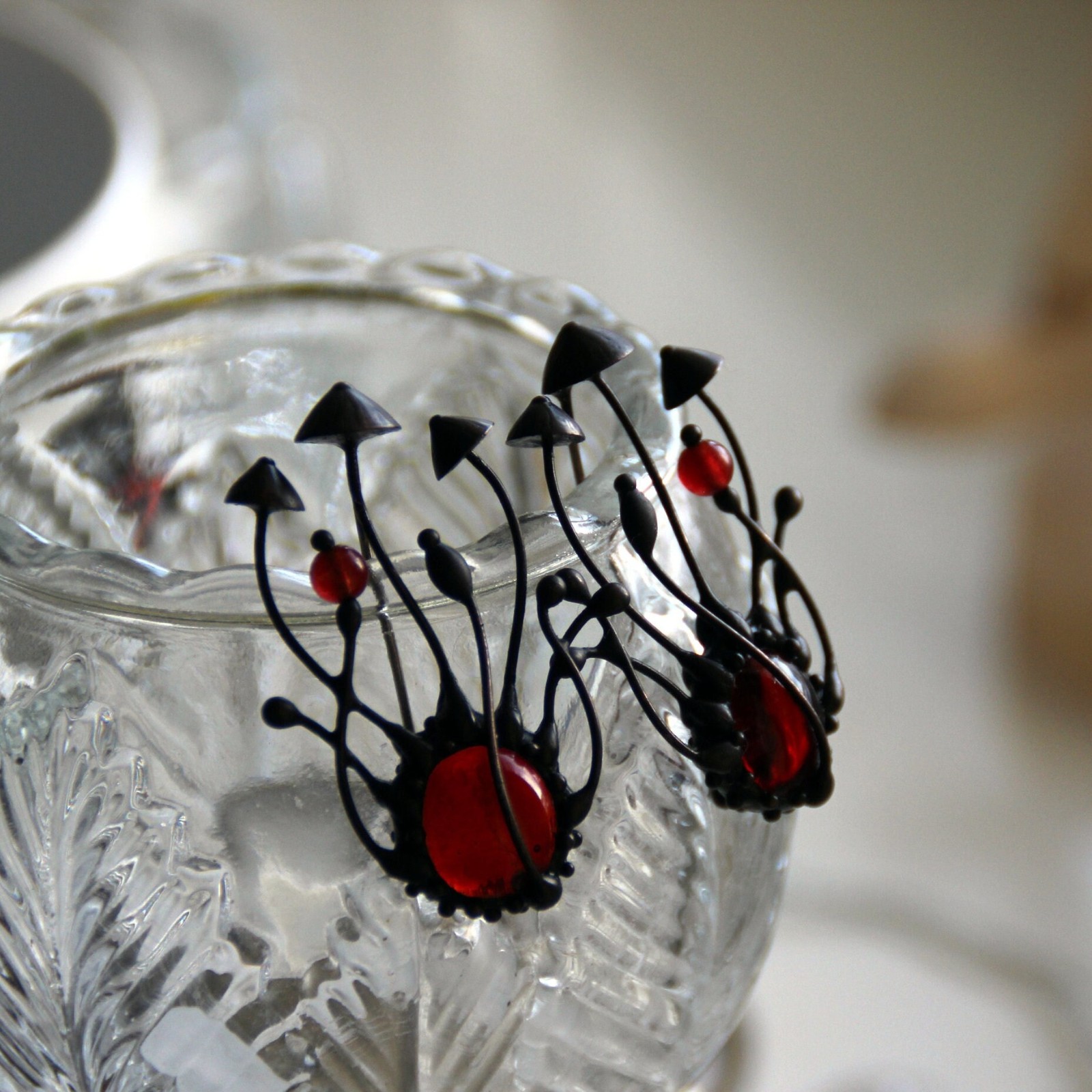 Handgemaakte paddenstoelenbroche met rood glas en zwart gepatineerd k… - 143279 Handgemaakte paddenstoelenbroche met rood glas en zwart gepatineerd koper
