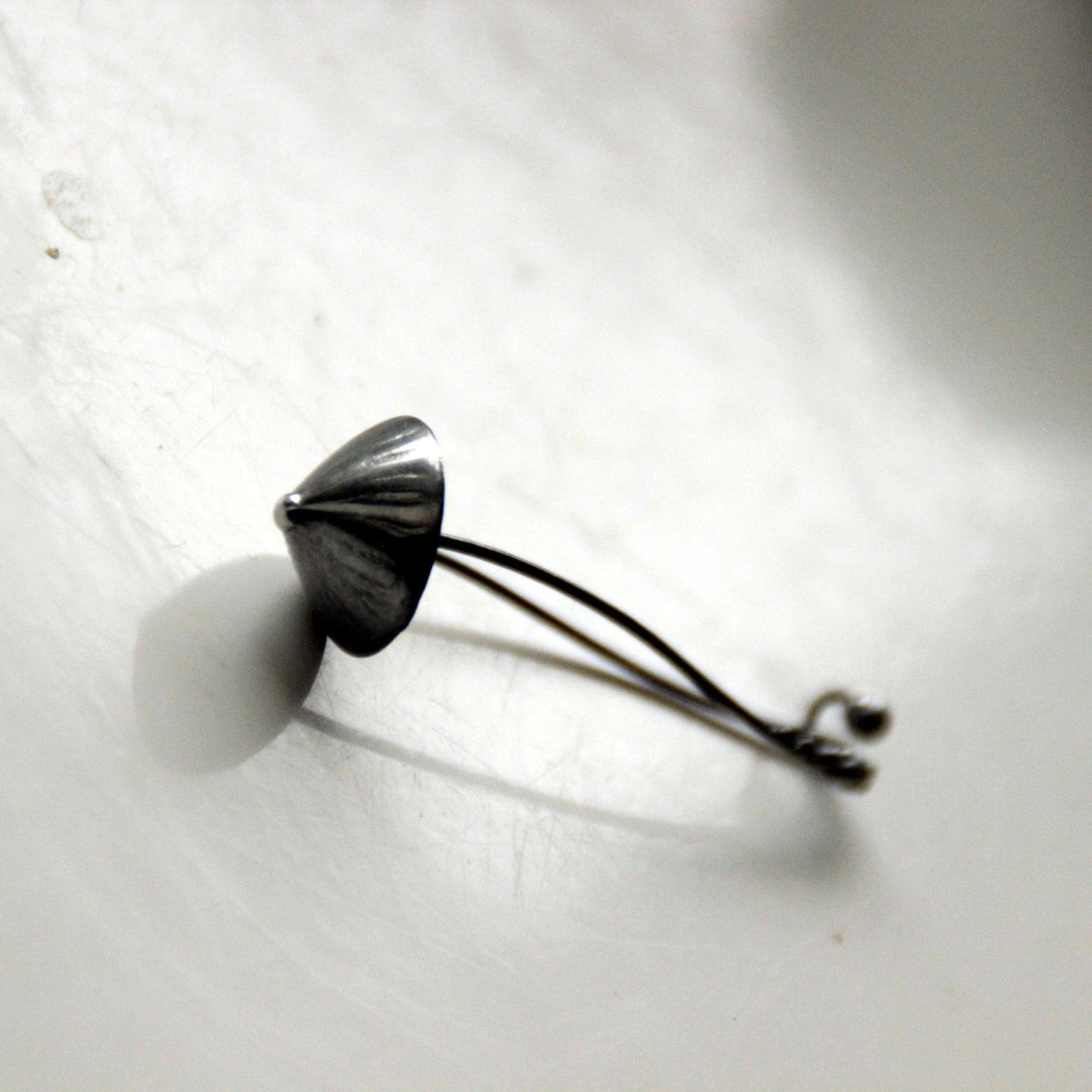 Handgemaakte paddenstoelenbroche van zilverkleurig koper en tinlegeri… - 142787 Handgemaakte paddenstoelenbroche van zilverkleurig koper en tinlegering