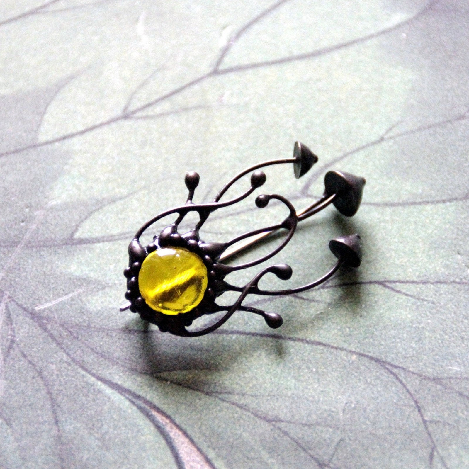 Handgemaakte paddenstoelenclusterbroche met geel glas en zwart gepati… - 143139 Handgemaakte paddenstoelenclusterbroche met geel glas en zwart gepatineerd koper