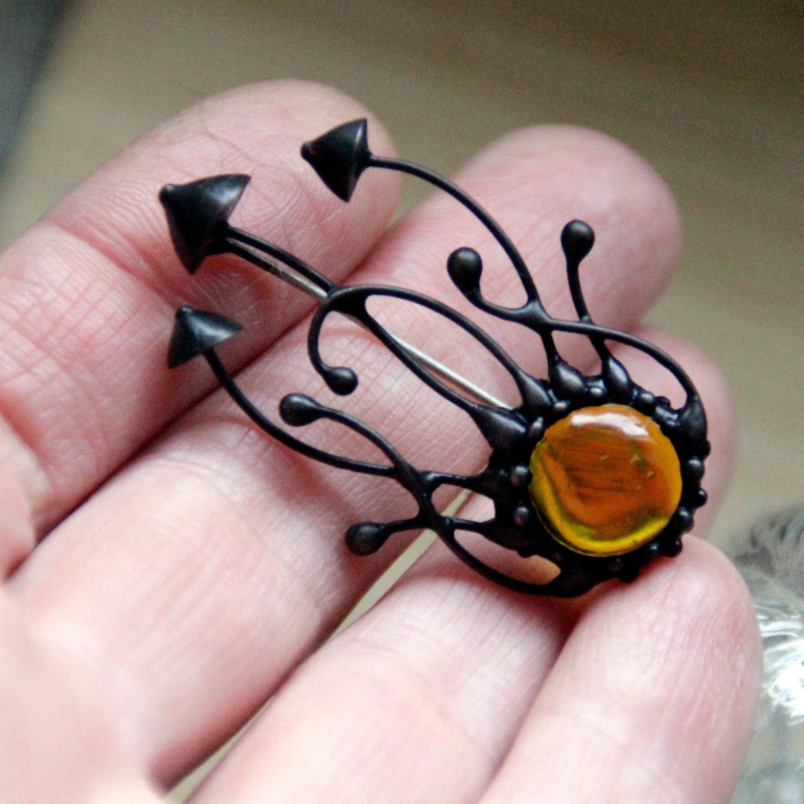 Handgemaakte paddenstoelenclusterbroche met geel glas en zwart gepati… - 143140 Handgemaakte paddenstoelenclusterbroche met geel glas en zwart gepatineerd koper