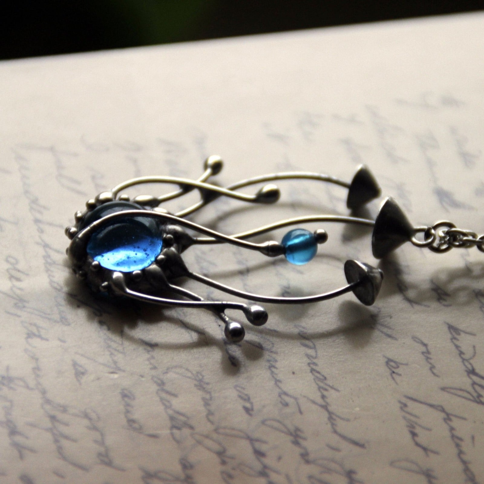 Handgemaakte paddenstoelenclusterketting met blauw glas en zilverkleu… - 143125 Handgemaakte paddenstoelenclusterketting met blauw glas en zilverkleurig koper