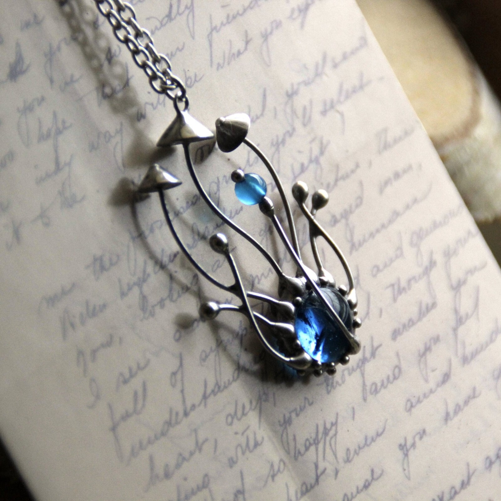 Handgemaakte paddenstoelenclusterketting met blauw glas en zilverkleu… - 143126 Handgemaakte paddenstoelenclusterketting met blauw glas en zilverkleurig koper