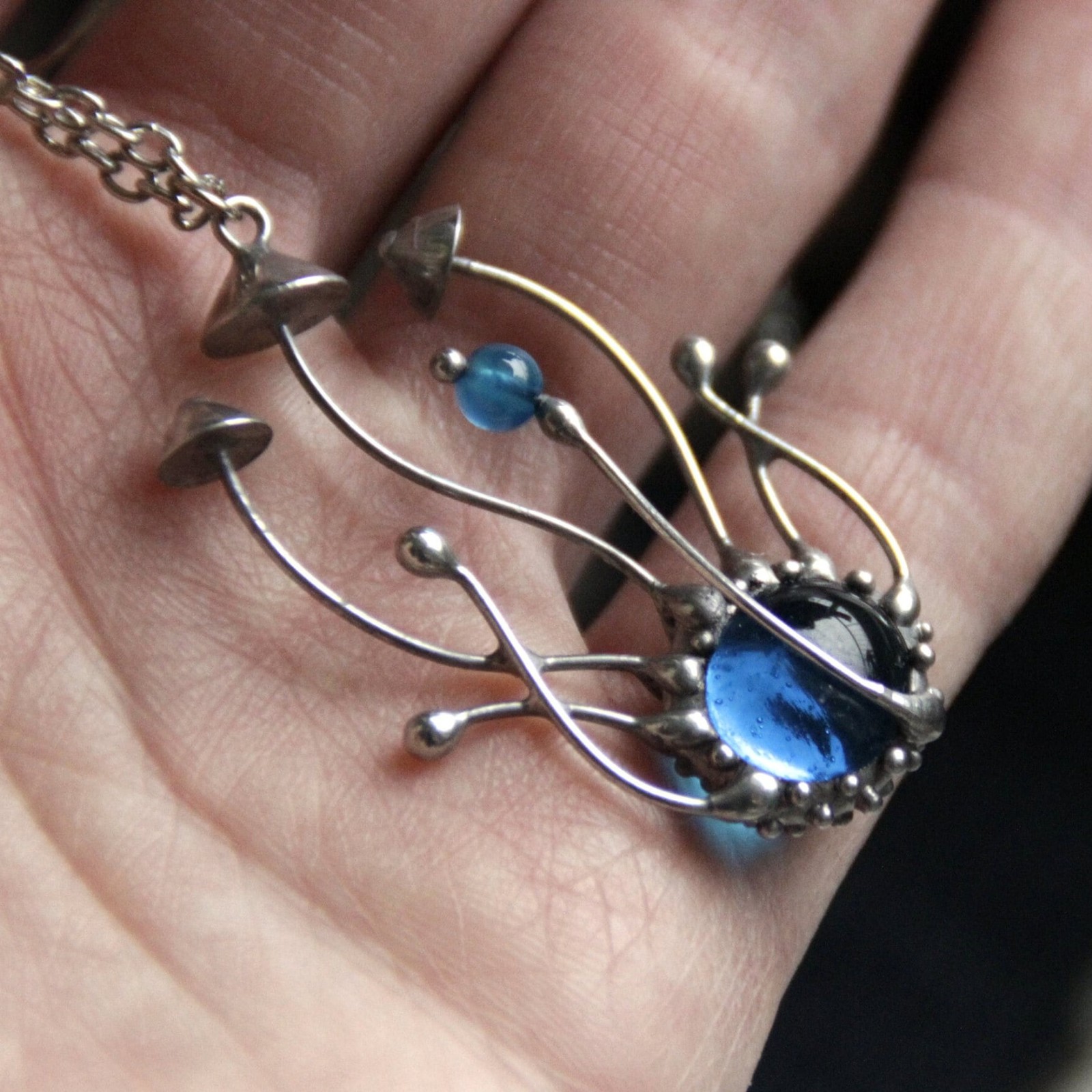 Handgemaakte paddenstoelenclusterketting met blauw glas en zilverkleu… - 143129 Handgemaakte paddenstoelenclusterketting met blauw glas en zilverkleurig koper