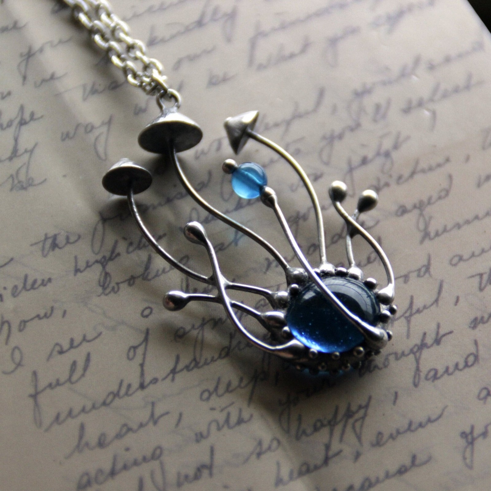 Handgemaakte paddenstoelenclusterketting met blauw glas en zilverkleu… - 143131 Handgemaakte paddenstoelenclusterketting met blauw glas en zilverkleurig koper